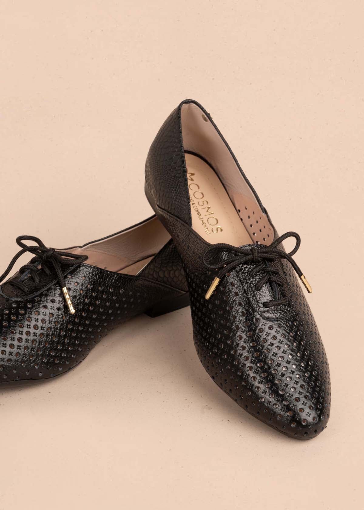 Zapatos cerrados en cuero color negro con perforaciones y moño 104916