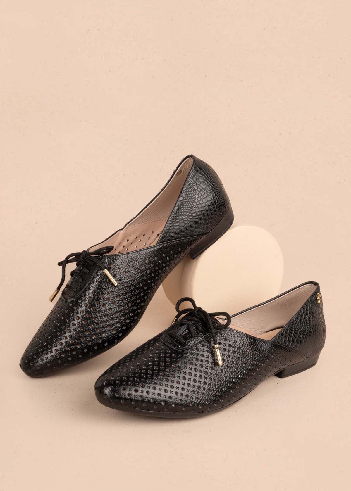 Zapatos cerrados en cuero color negro con perforaciones y moño 104916