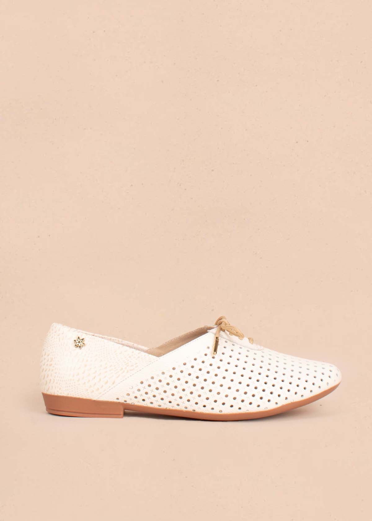 Zapatos cerrados en cuero color talco con perforaciones y moño104916