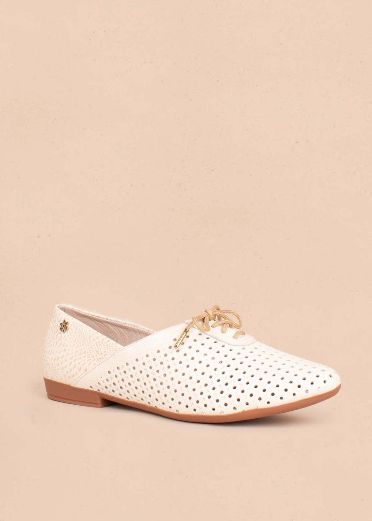 Zapatos cerrados en cuero color talco con perforaciones y moño104916