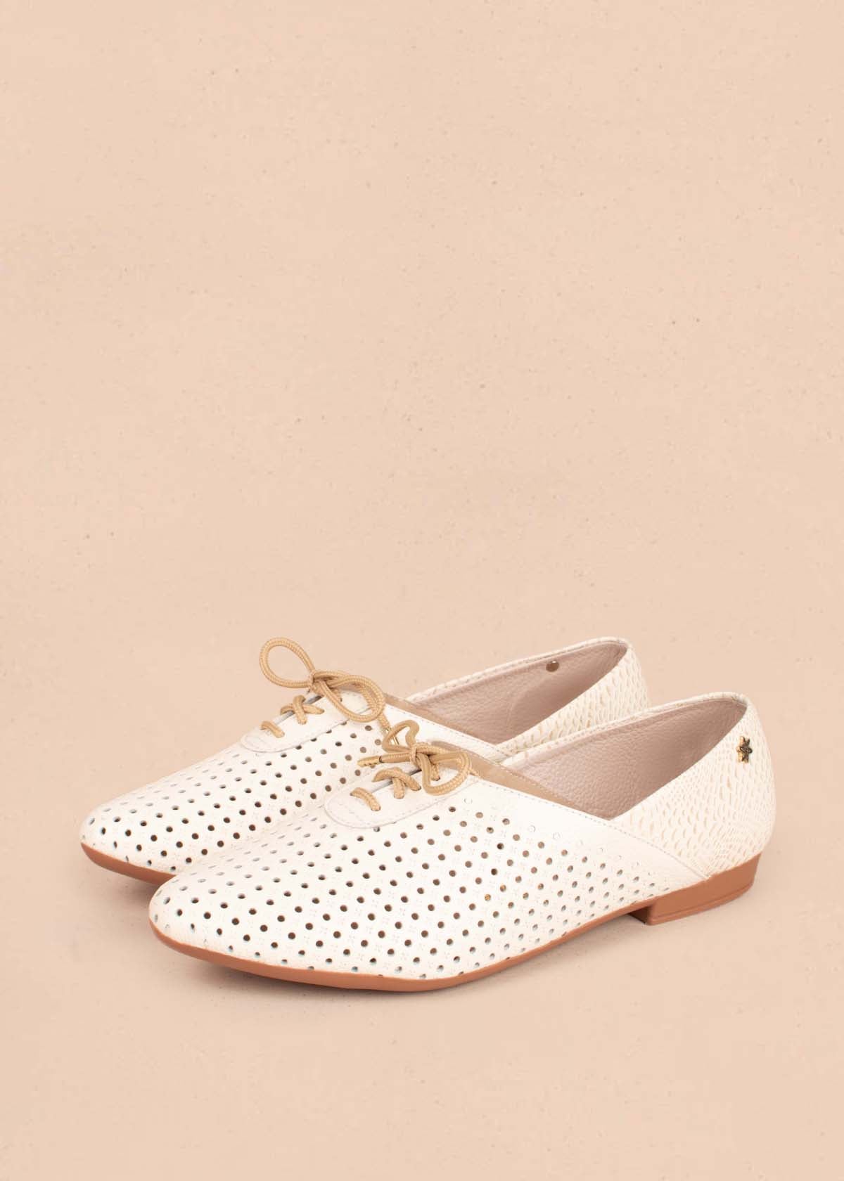 Zapatos cerrados en cuero color talco con perforaciones y moño104916