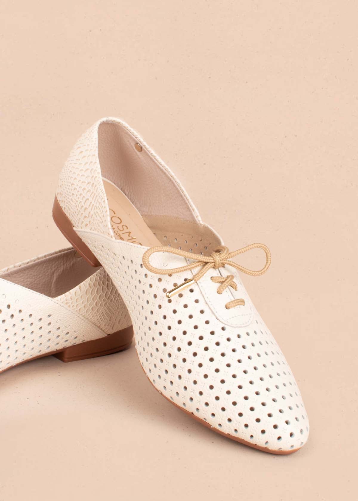 Zapatos cerrados en cuero color talco con perforaciones y moño104916
