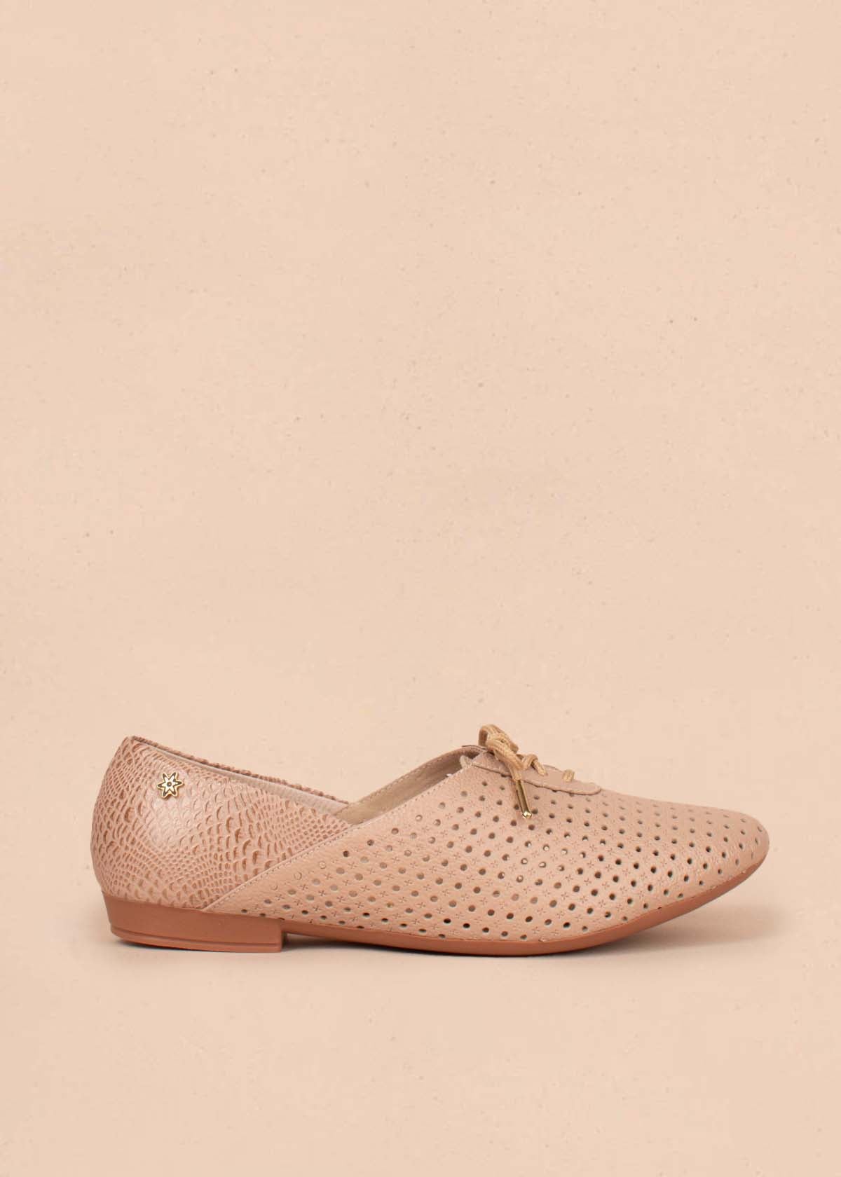 Zapatos cerrados en cuero color taupe con perforaciones y moño 104916