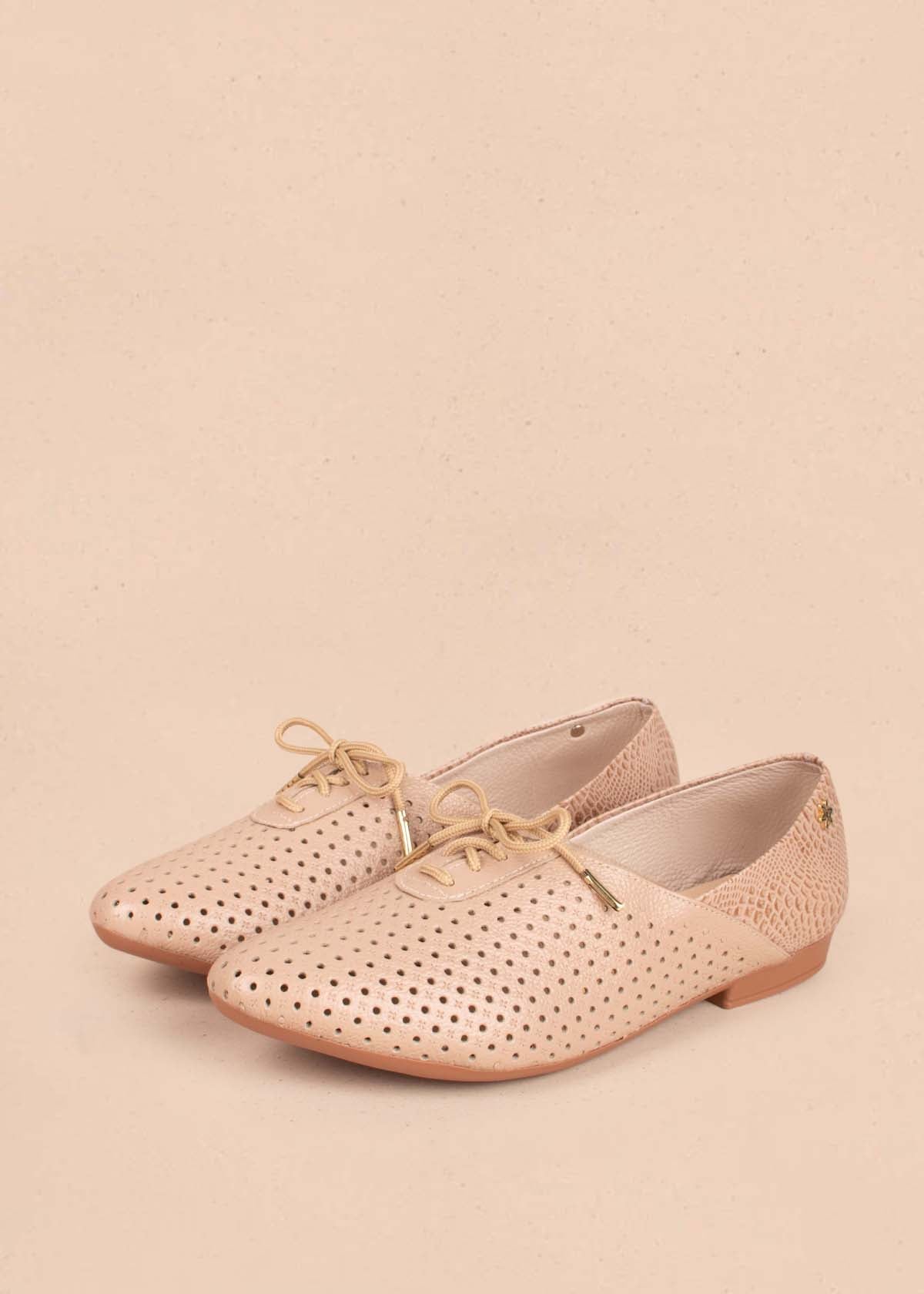 Zapatos cerrados en cuero color taupe con perforaciones y moño 104916