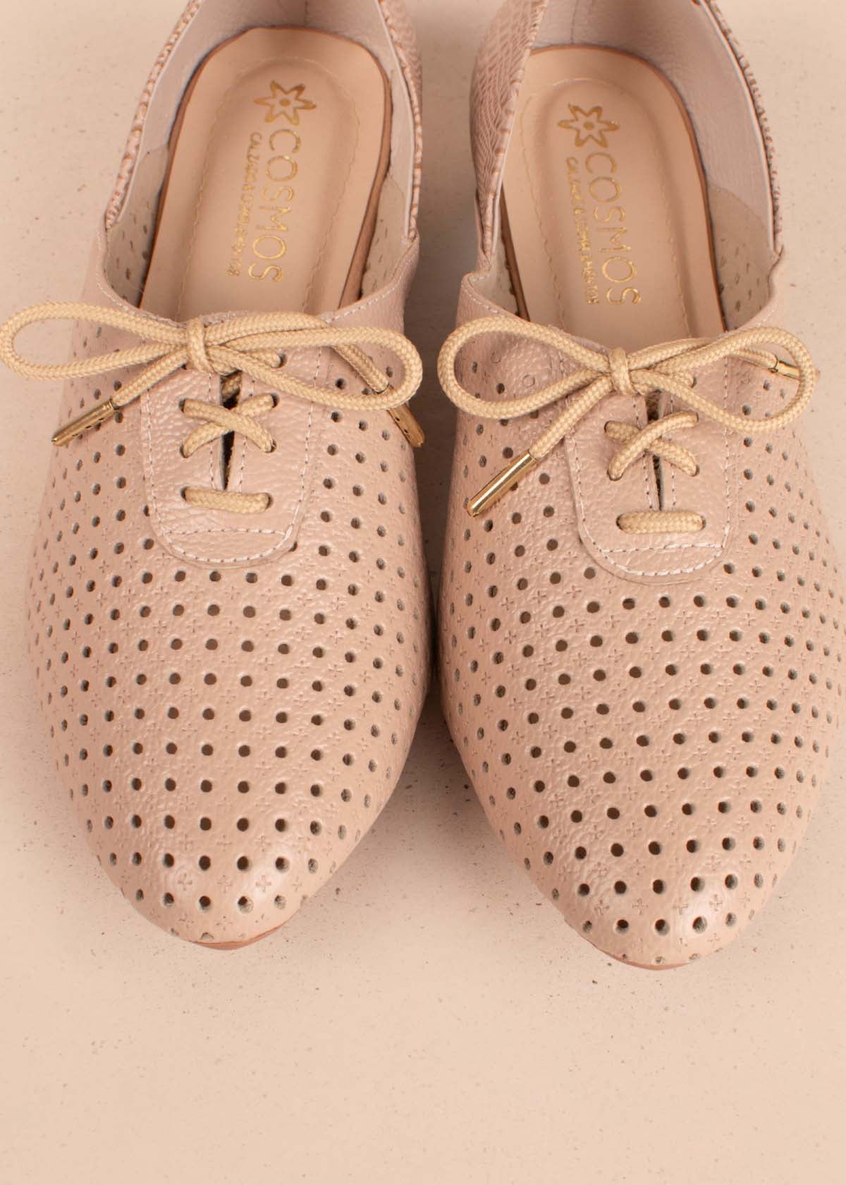 Zapatos cerrados en cuero color taupe con perforaciones y moño 104916