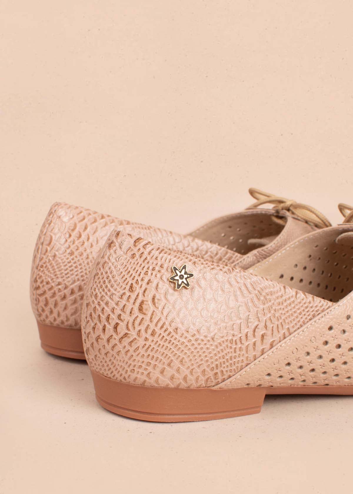 Zapatos cerrados en cuero color taupe con perforaciones y moño 104916