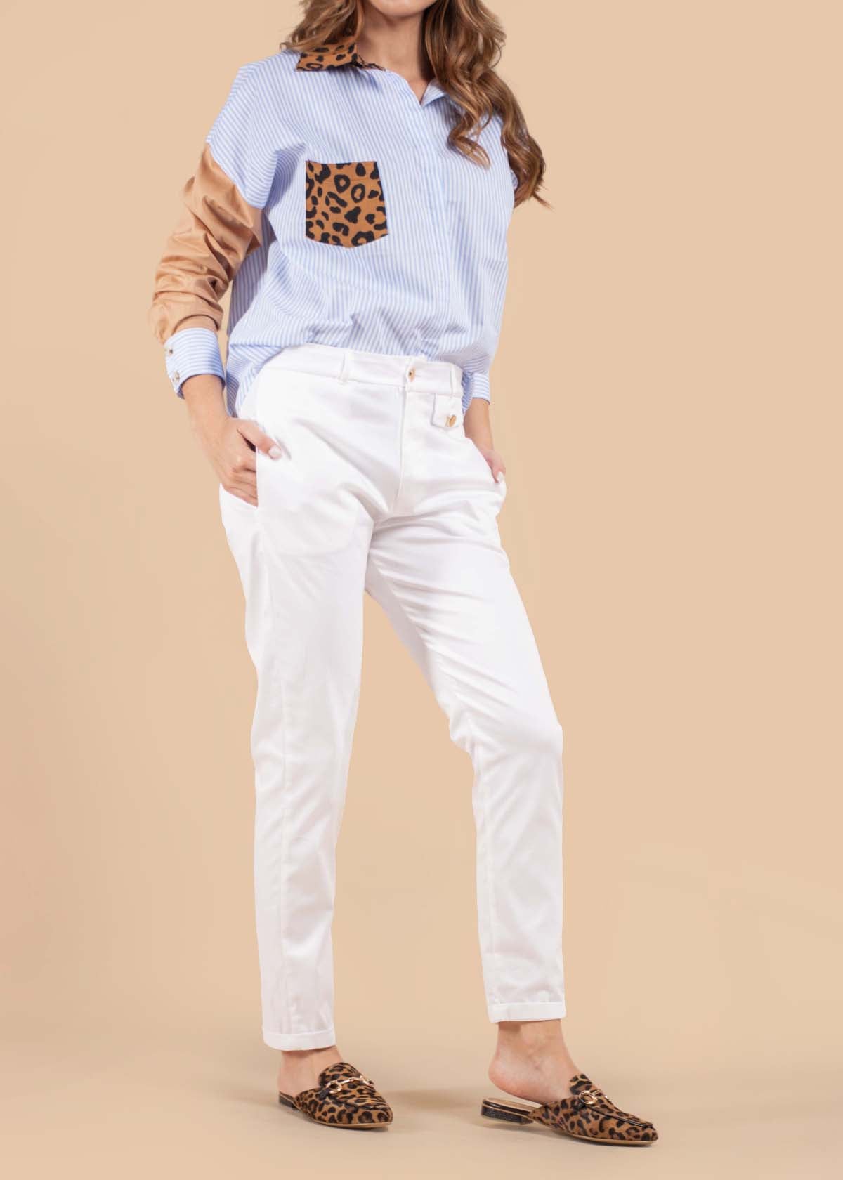 Pantalón color marfil con bolsillo decorativo 104919