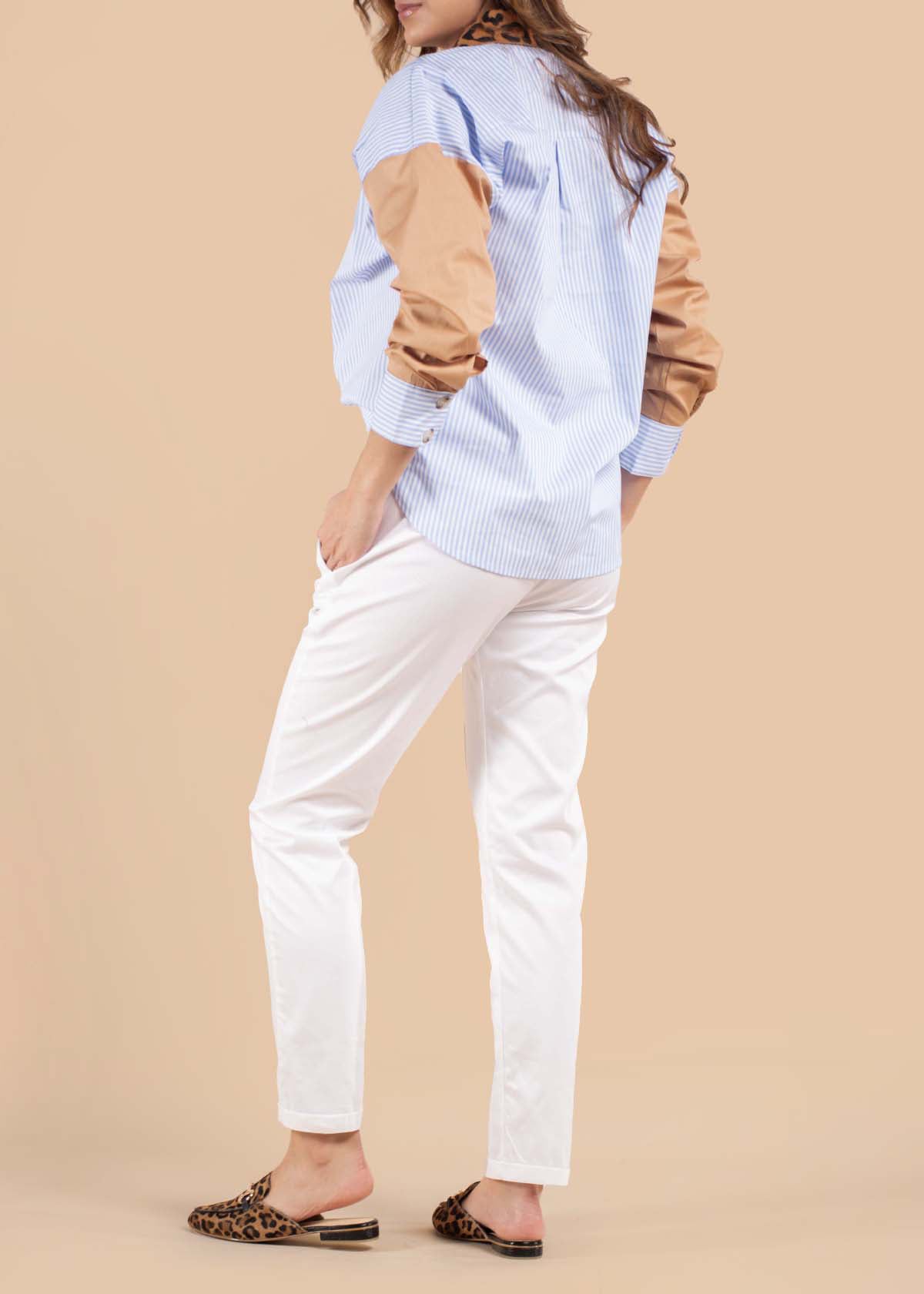 Pantalón color marfil con bolsillo decorativo 104919