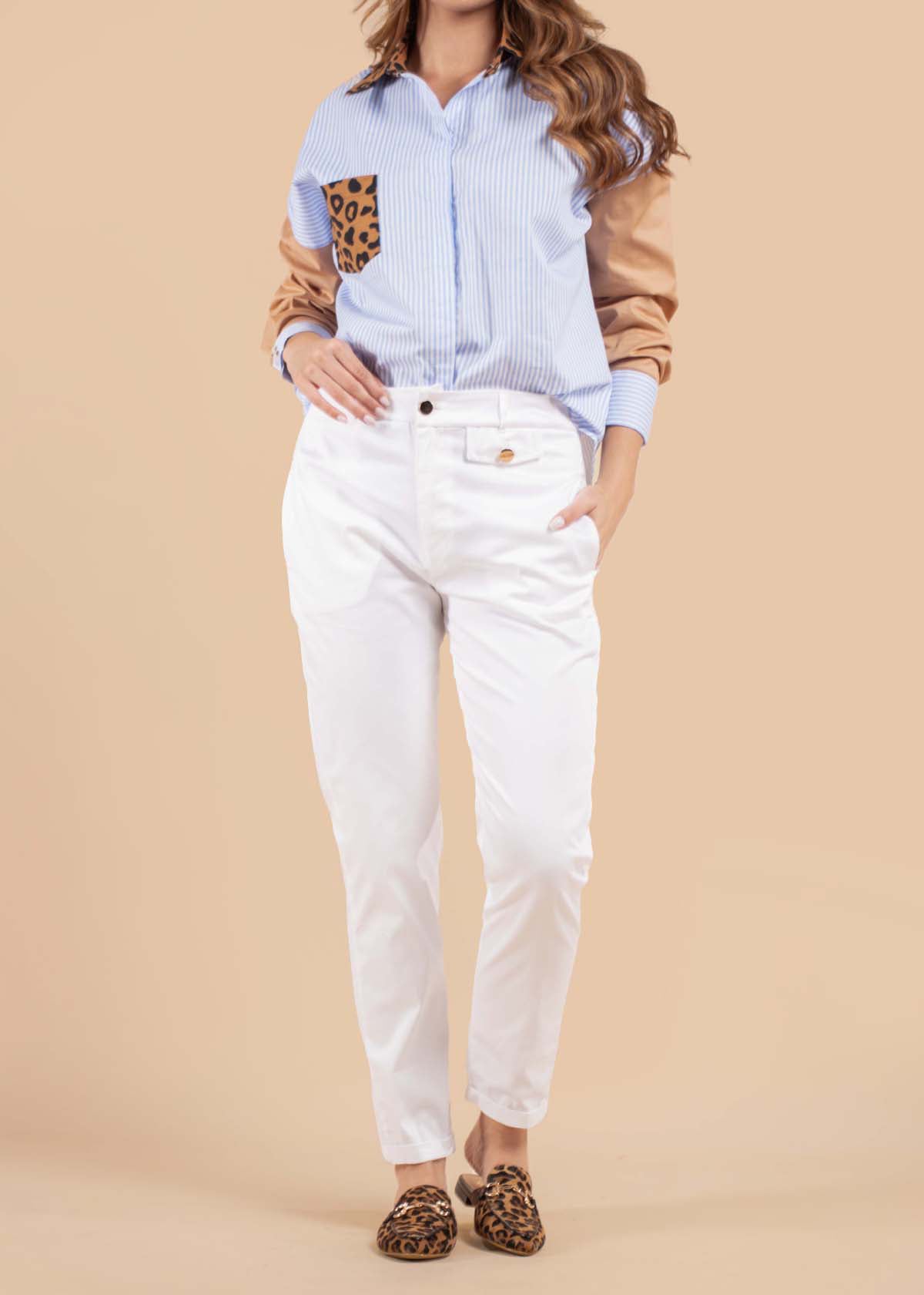 Pantalón color marfil con bolsillo decorativo 104919