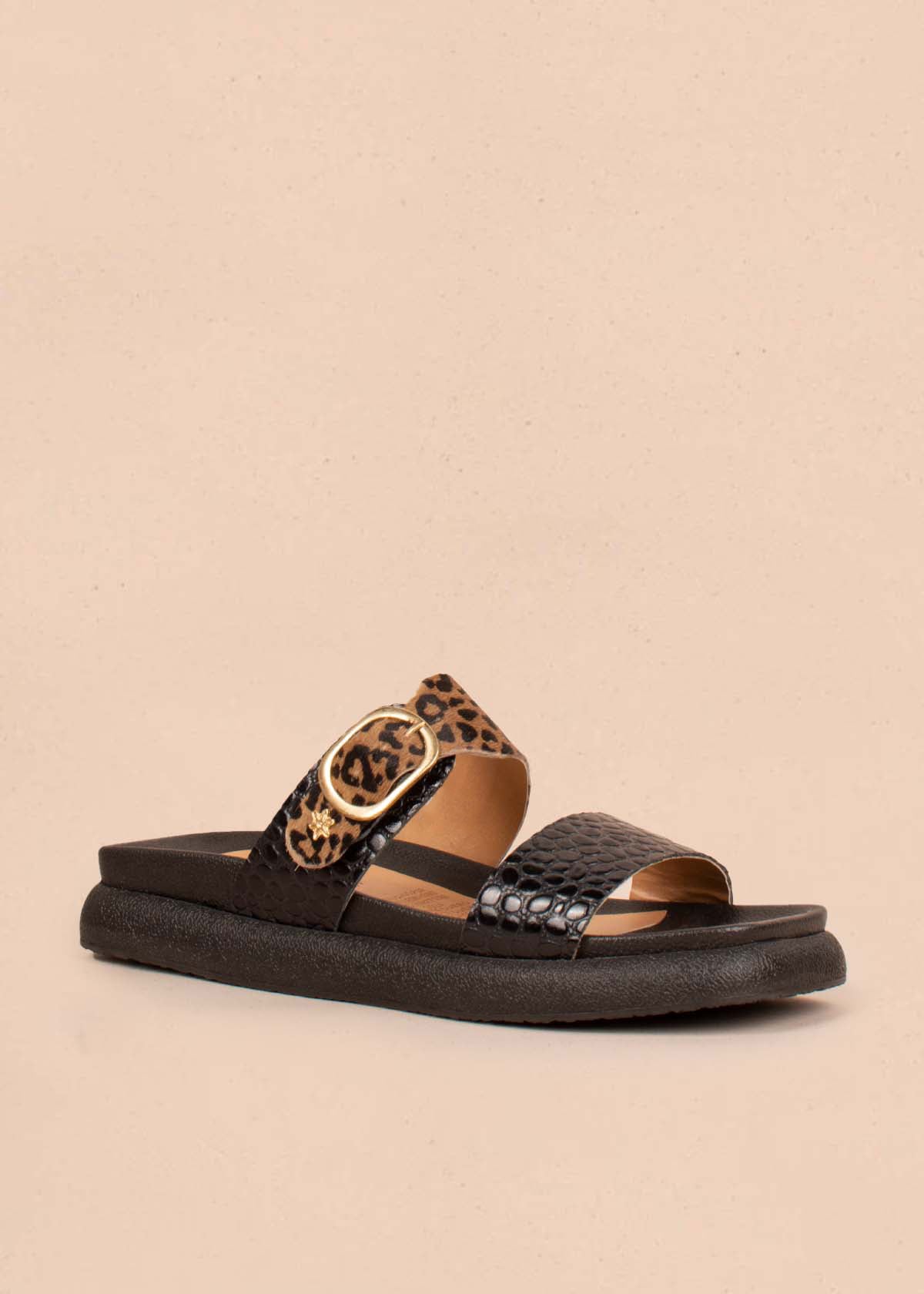 Sandalias planas en cuero color negro con folia animal print 104931