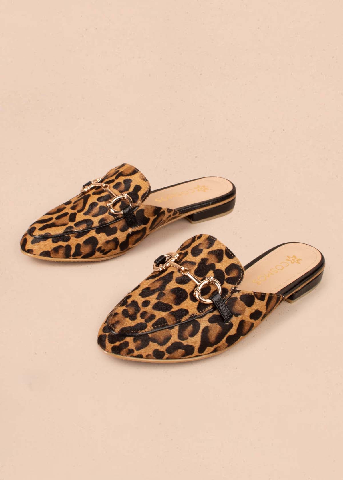 Zuecos en cuero color animal print con herraje dorado 104989