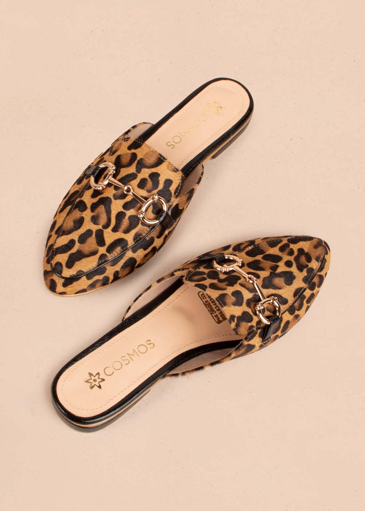 Zuecos en cuero color animal print con herraje dorado 104989