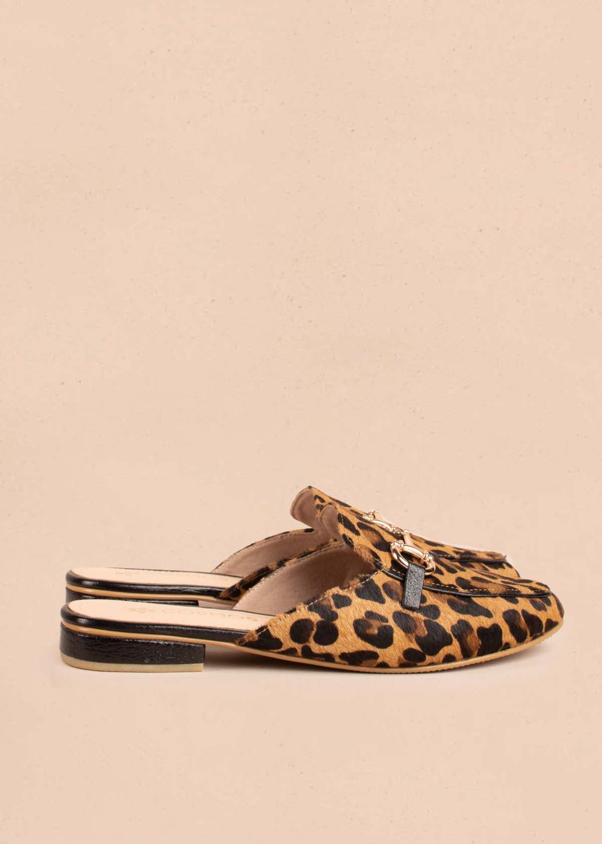 Zuecos en cuero color animal print con herraje dorado 104989
