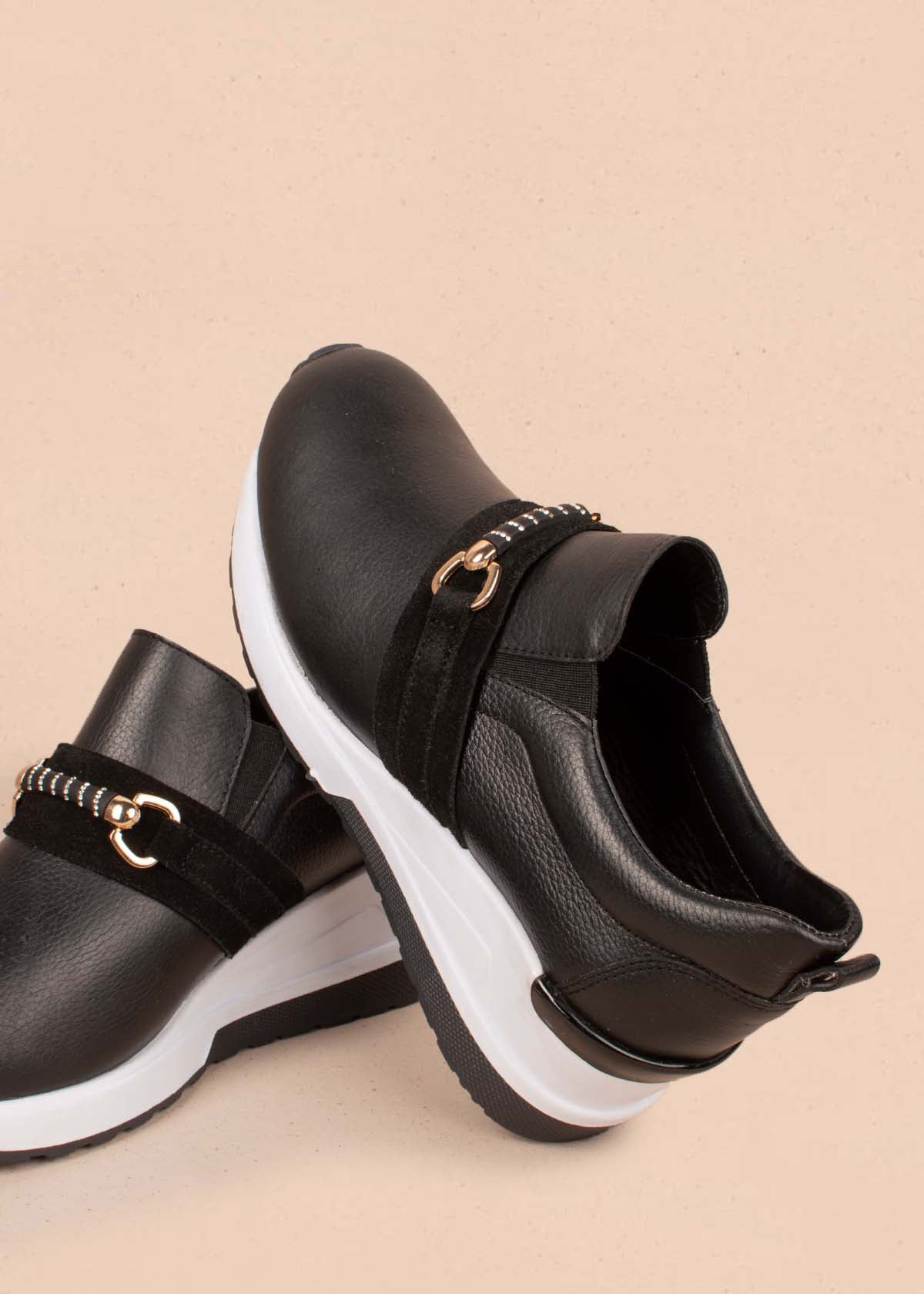 Tenis casuales en cuero color negro con correa 105001