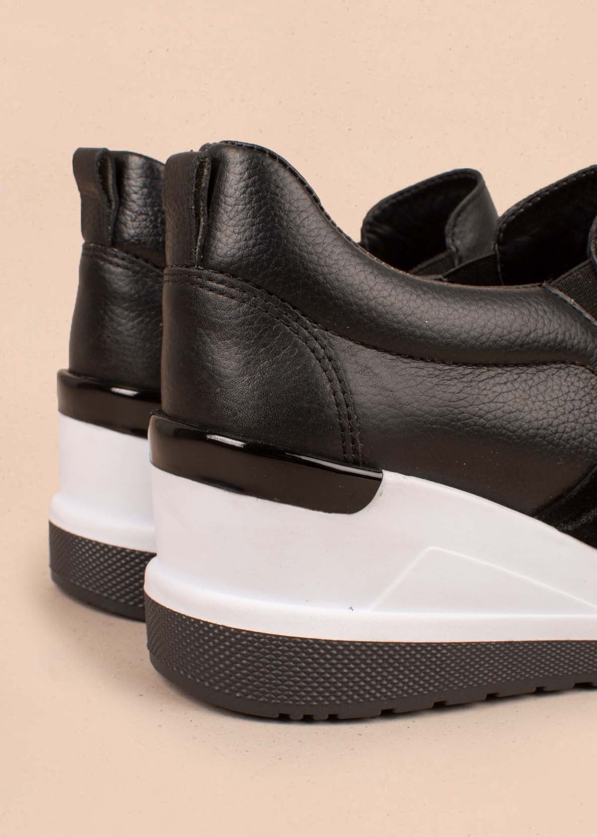 Tenis casuales en cuero color negro con correa 105001