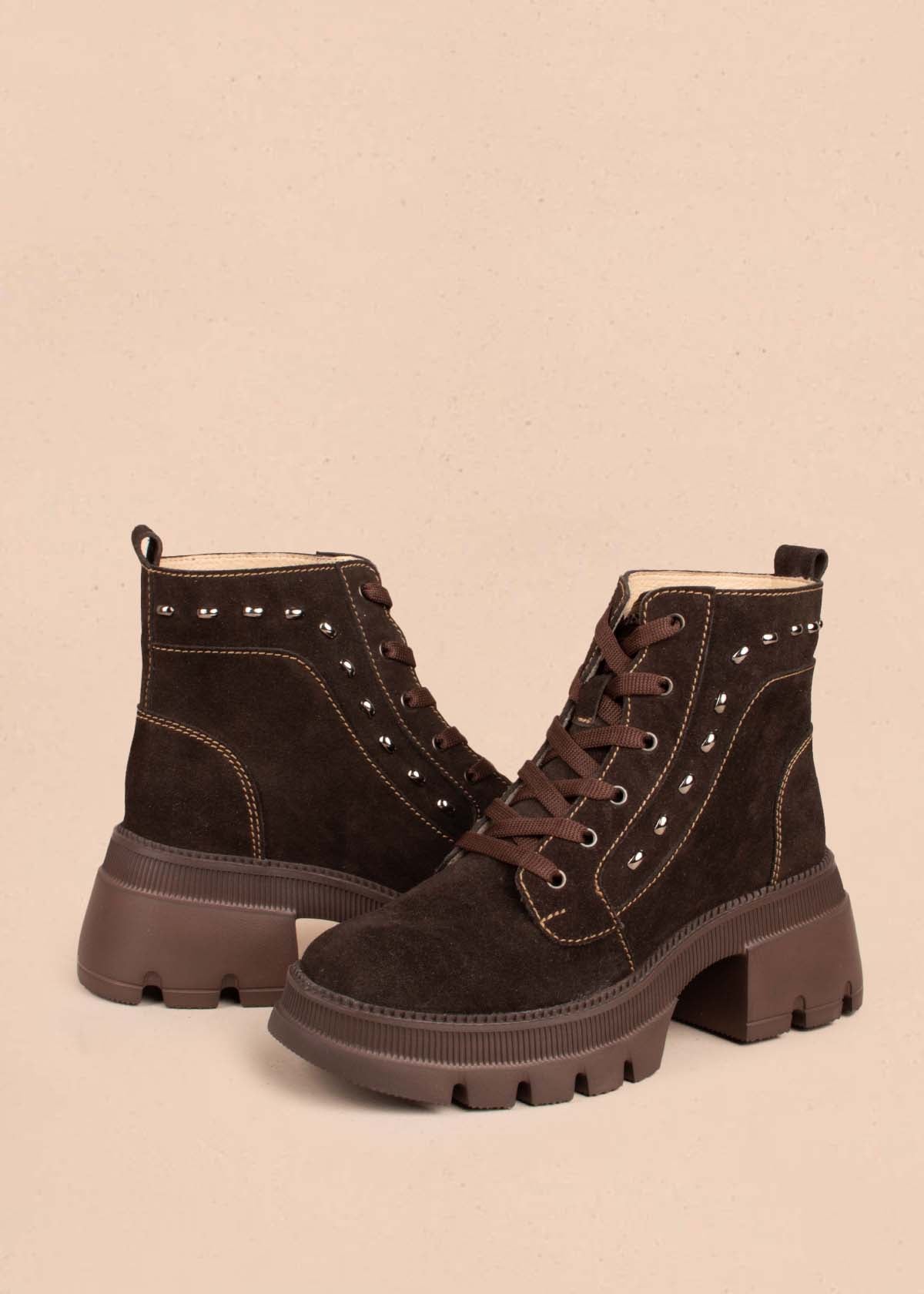 Botines en cuero color café con taches 105003