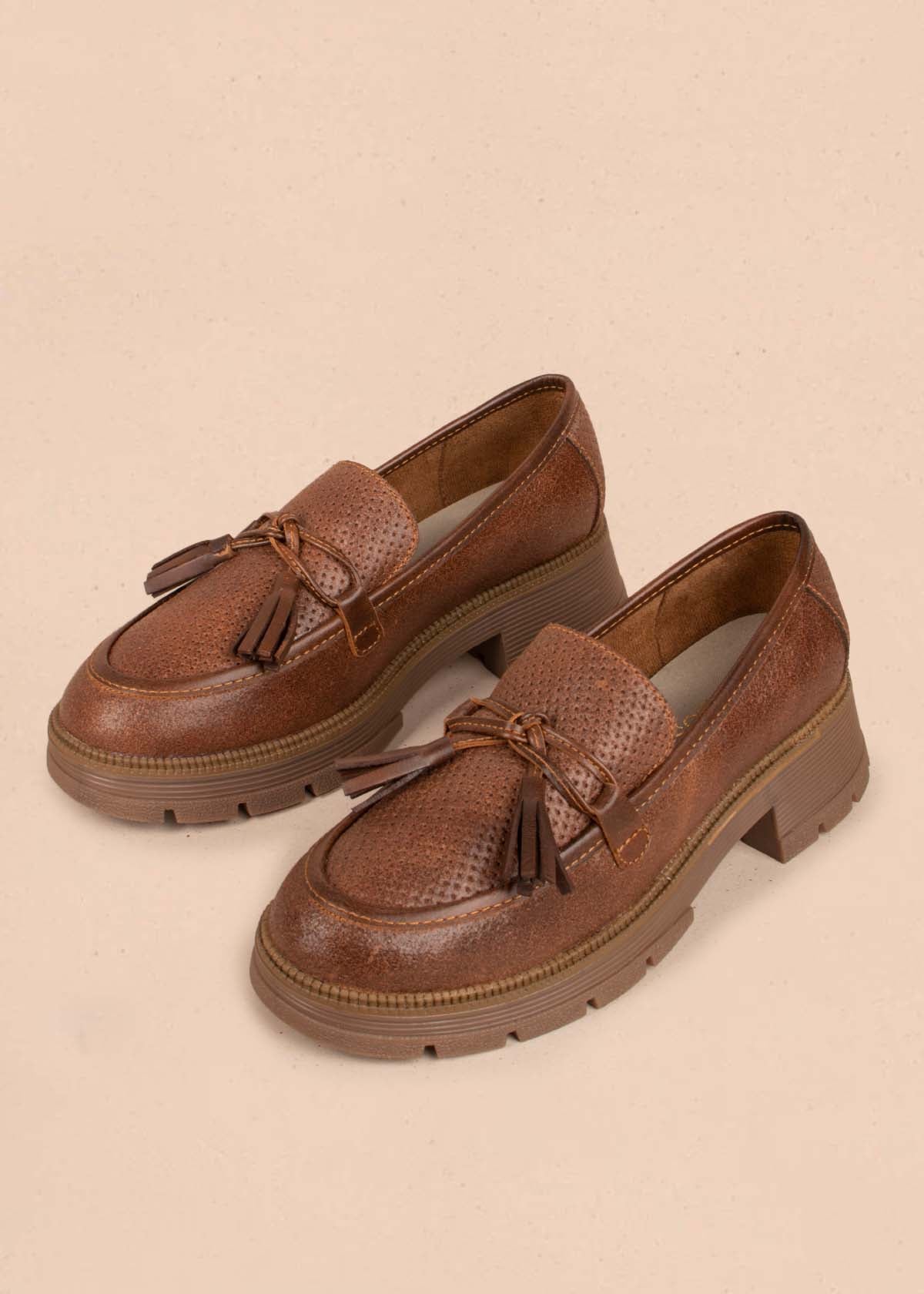 Mocasines en cuero color miel con perforaciones y penachos 105010