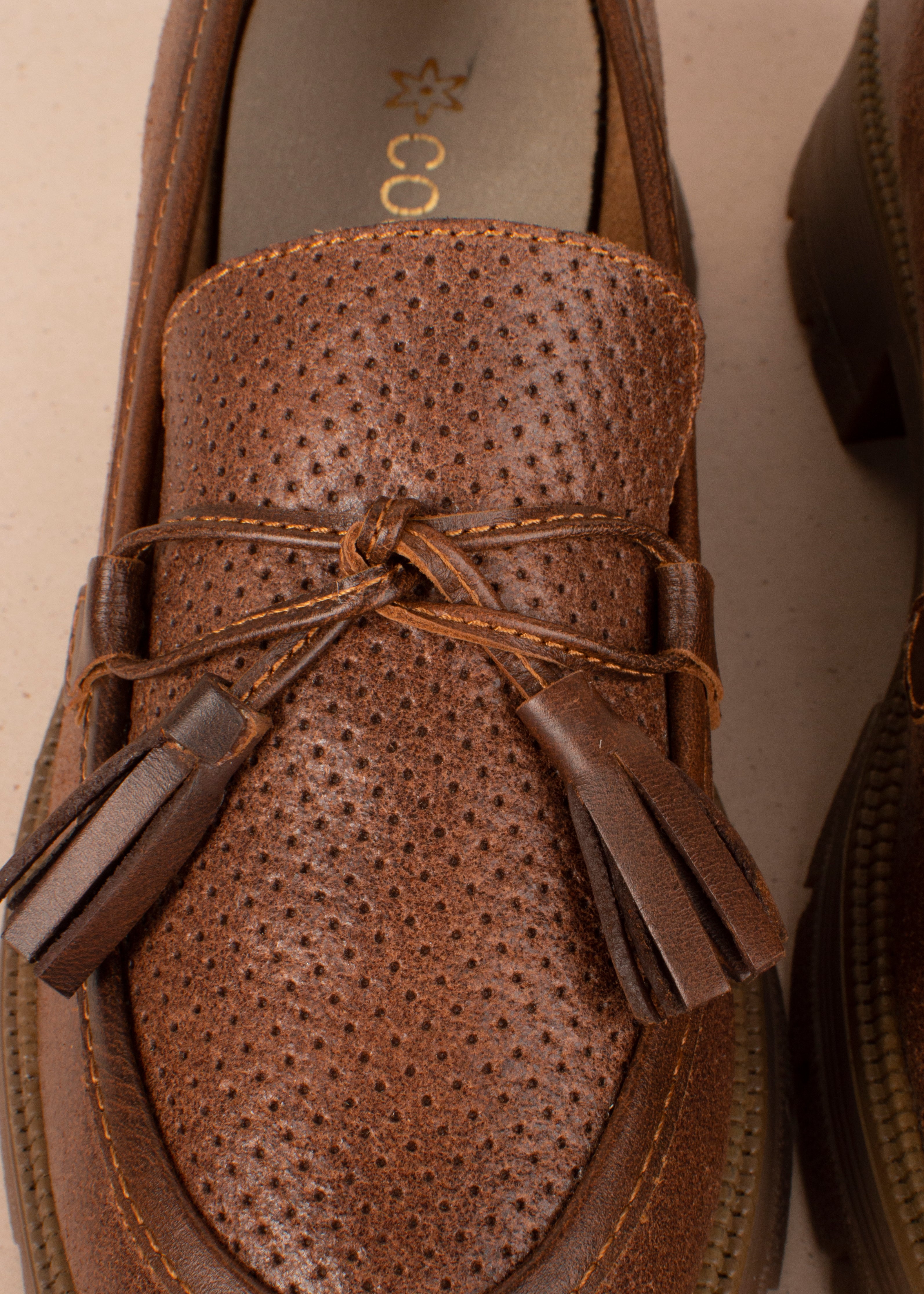 Mocasines en cuero color miel con perforaciones y penachos 105010