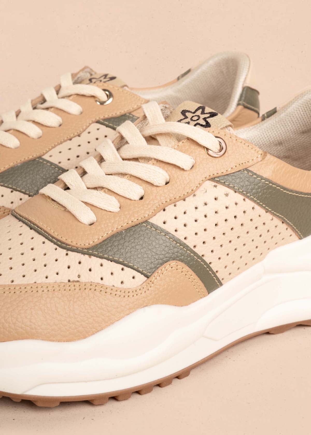 Tenis casuales en cuero color arena con perforaciones 105017