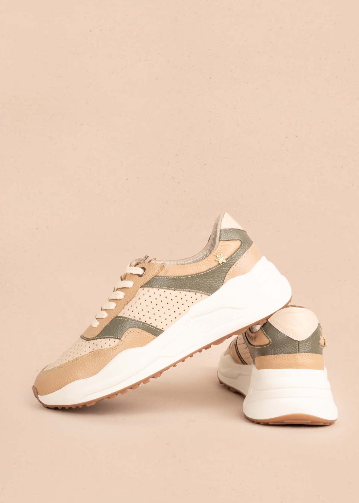 Tenis casuales en cuero color arena con perforaciones 105017