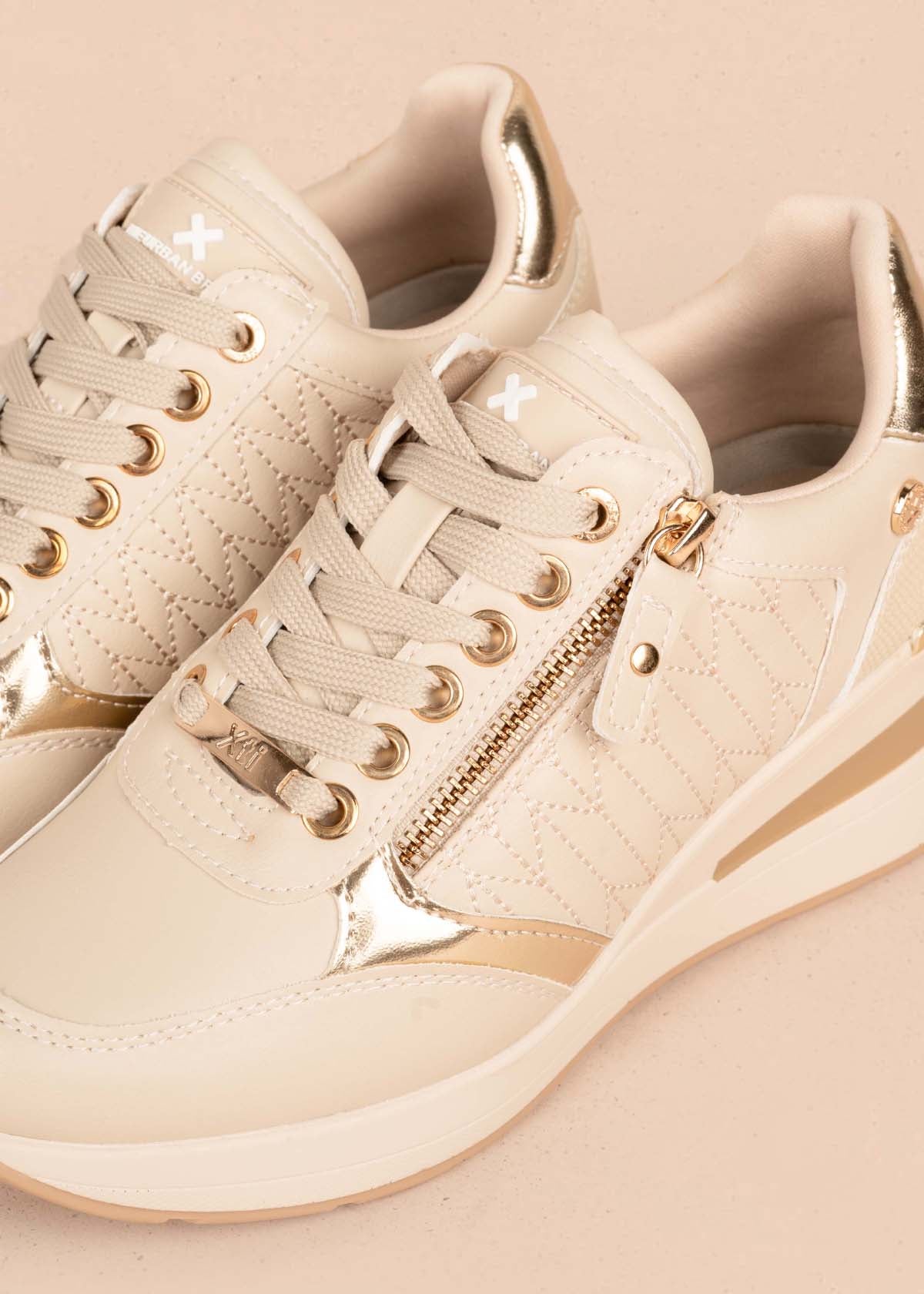 Tenis casuales suela beige con cierre frontal 105024