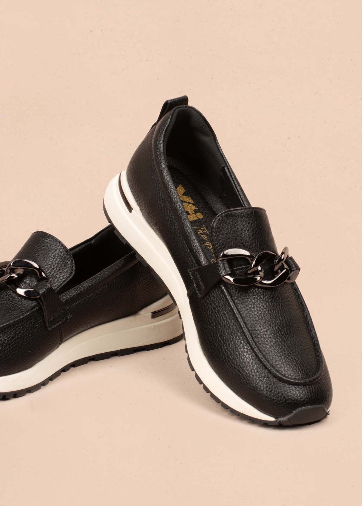 Mocasines color negro con cadena decorativa 105026