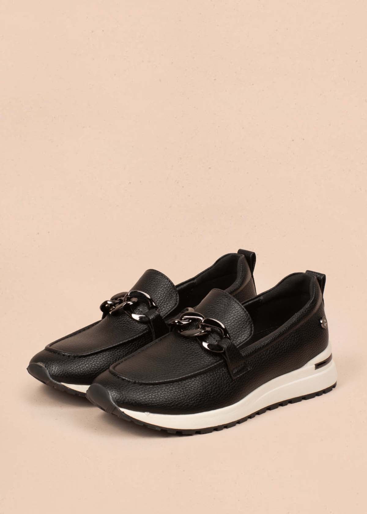 Mocasines color negro con cadena decorativa 105026