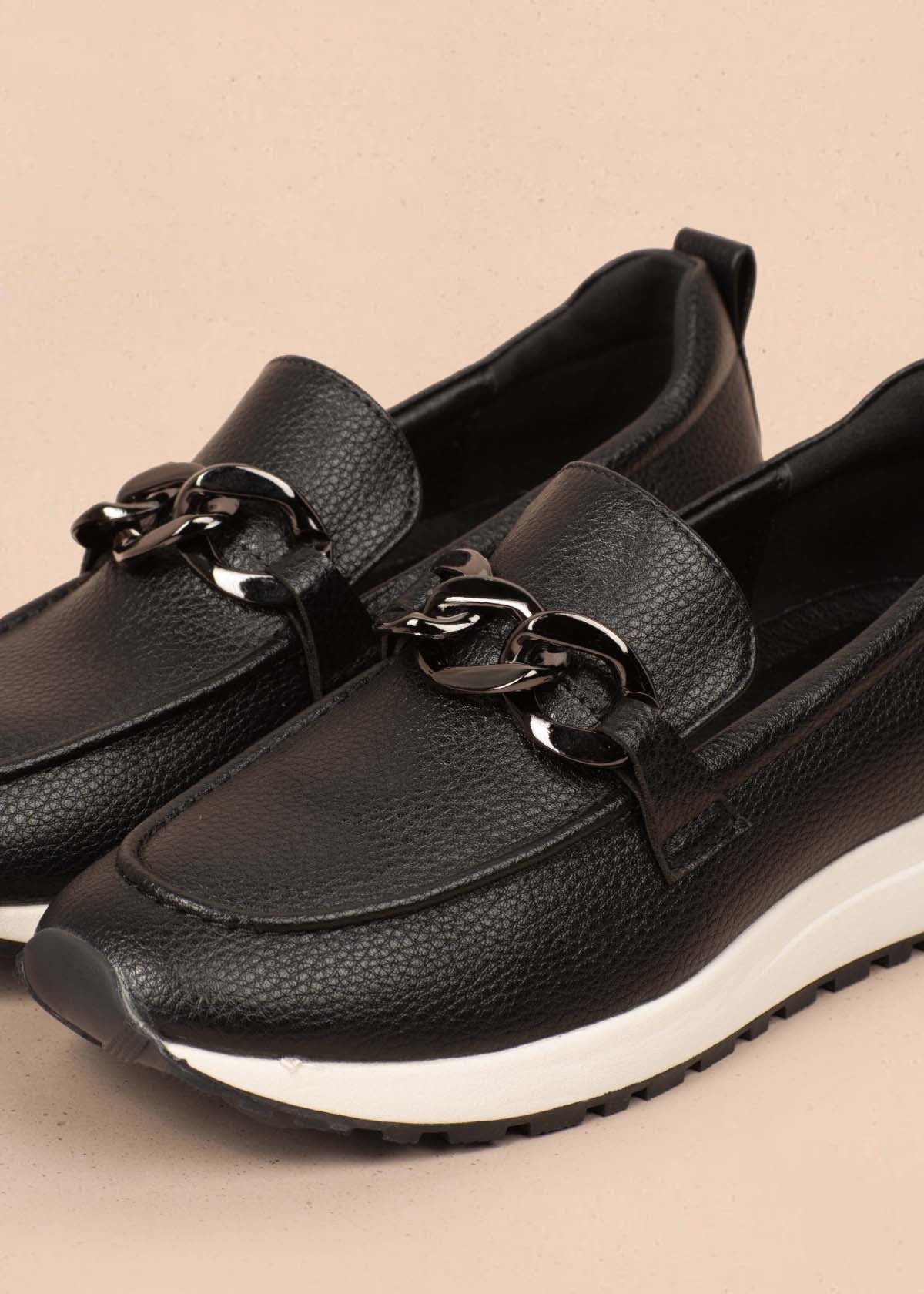 Mocasines color negro con cadena decorativa 105026