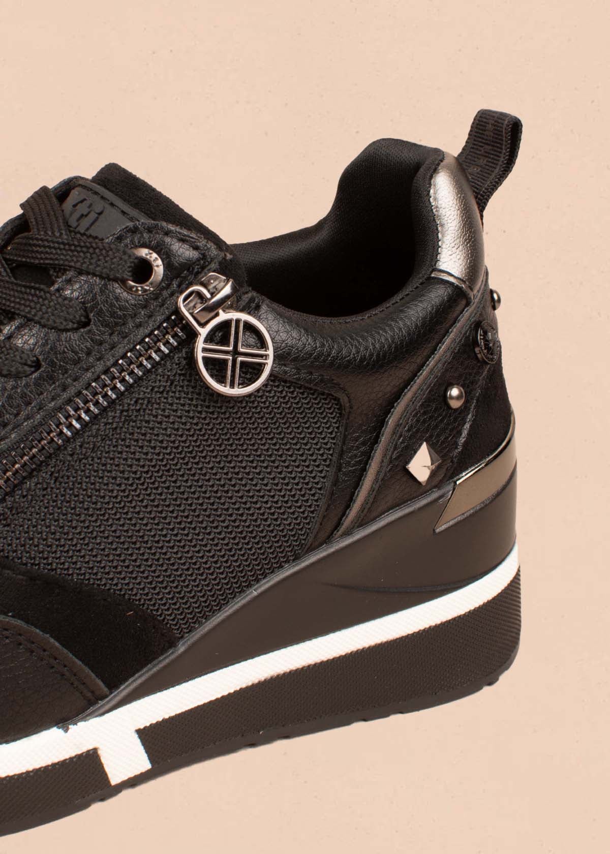 Tenis casuales color negro con cierre lateral 105033