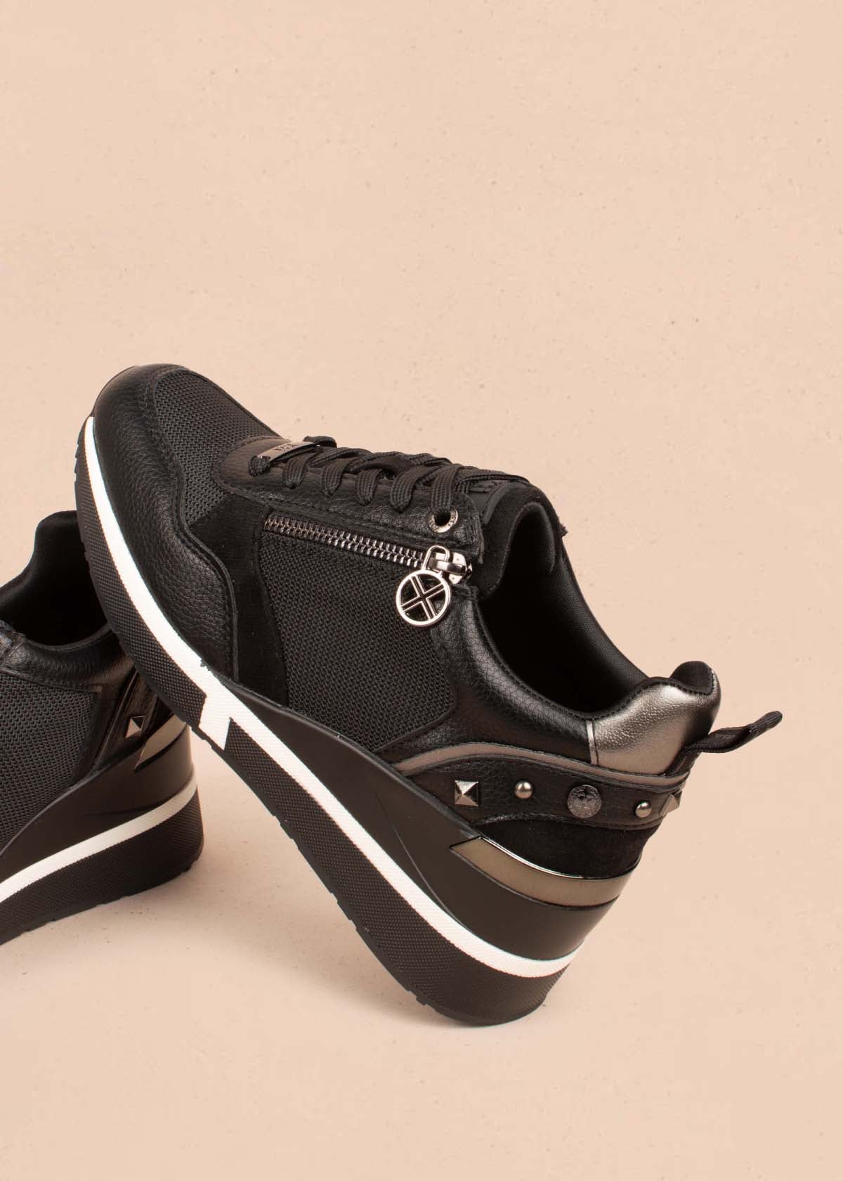 Tenis casuales color negro con cierre lateral 105033