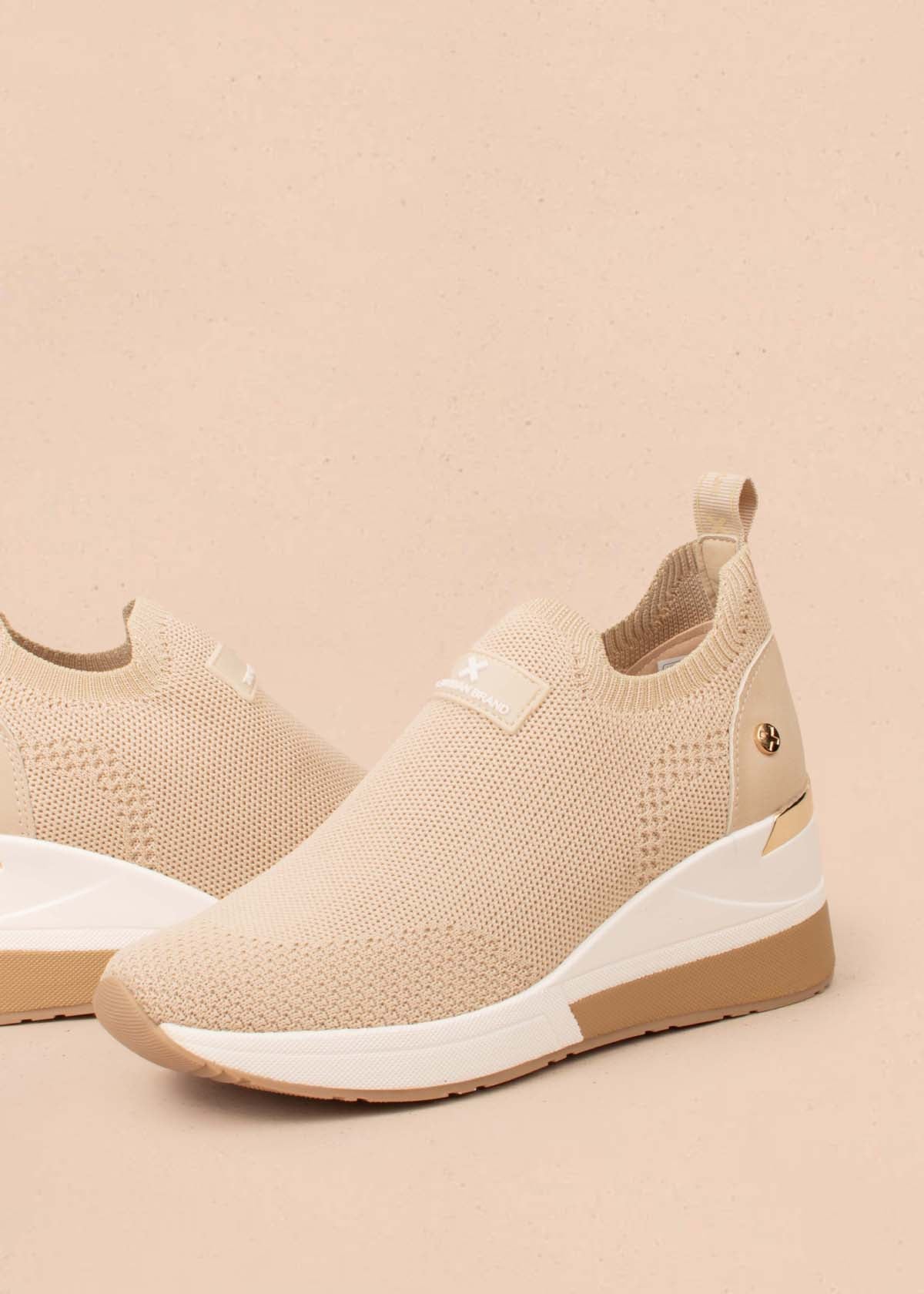 Tenis deportivos color beige con malla tejida 105034