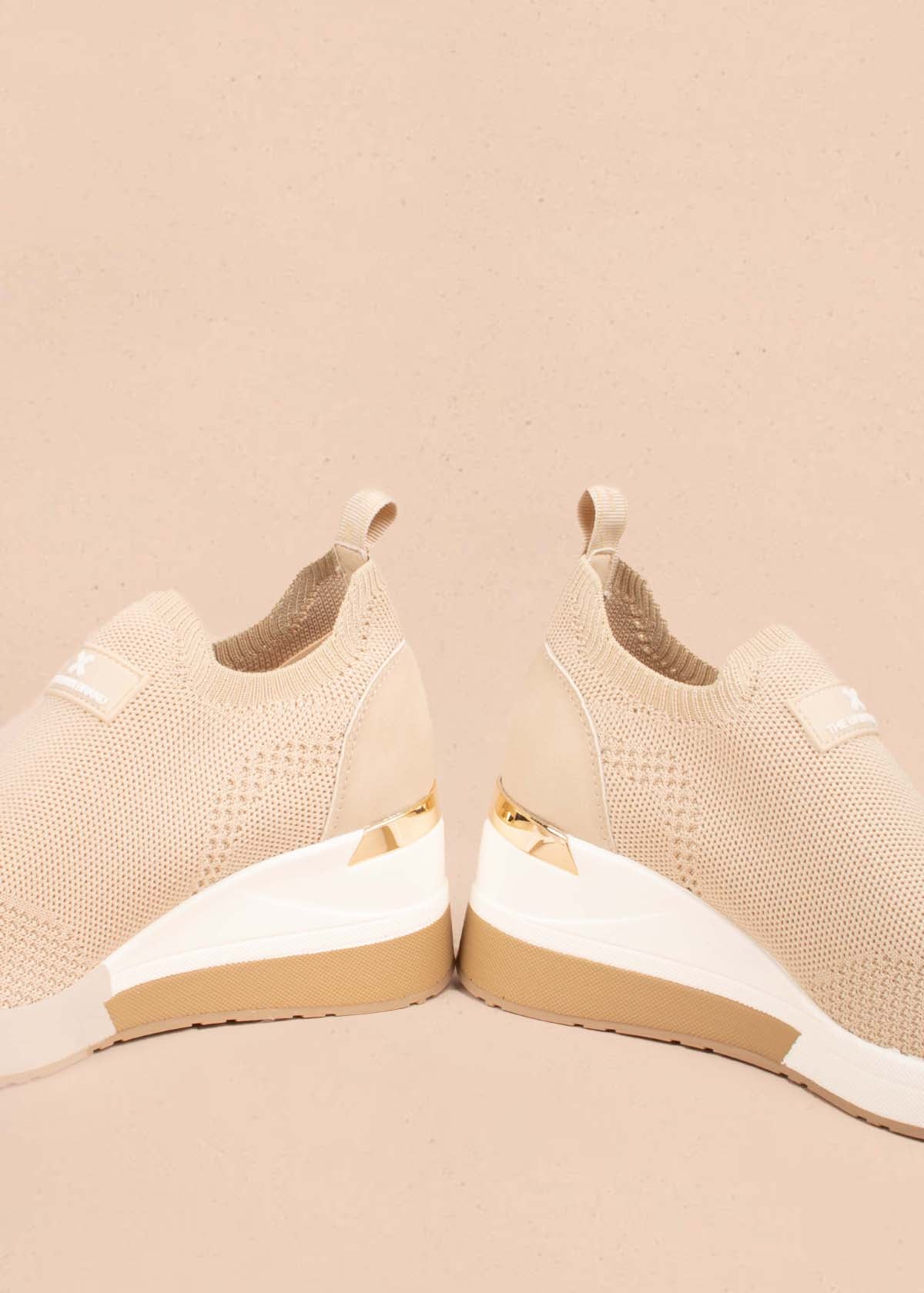 Tenis deportivos color beige con malla tejida 105034