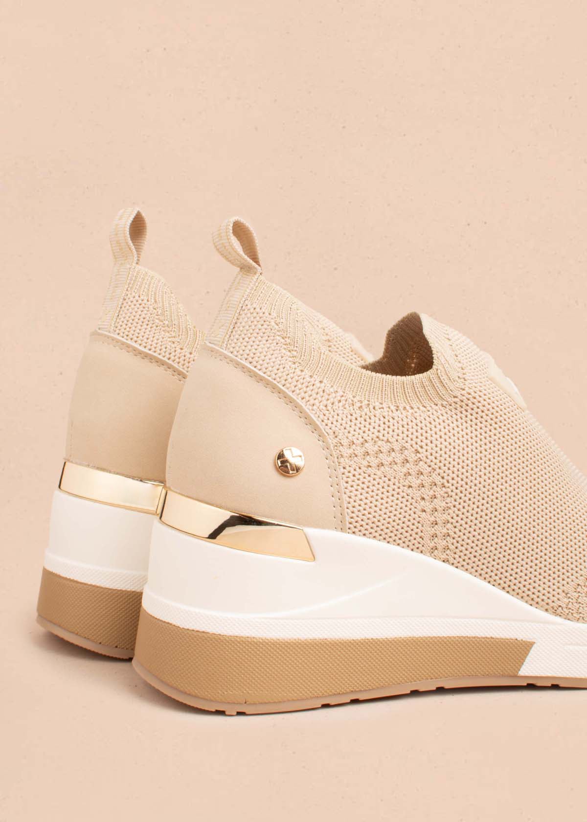 Tenis deportivos color beige con malla tejida 105034