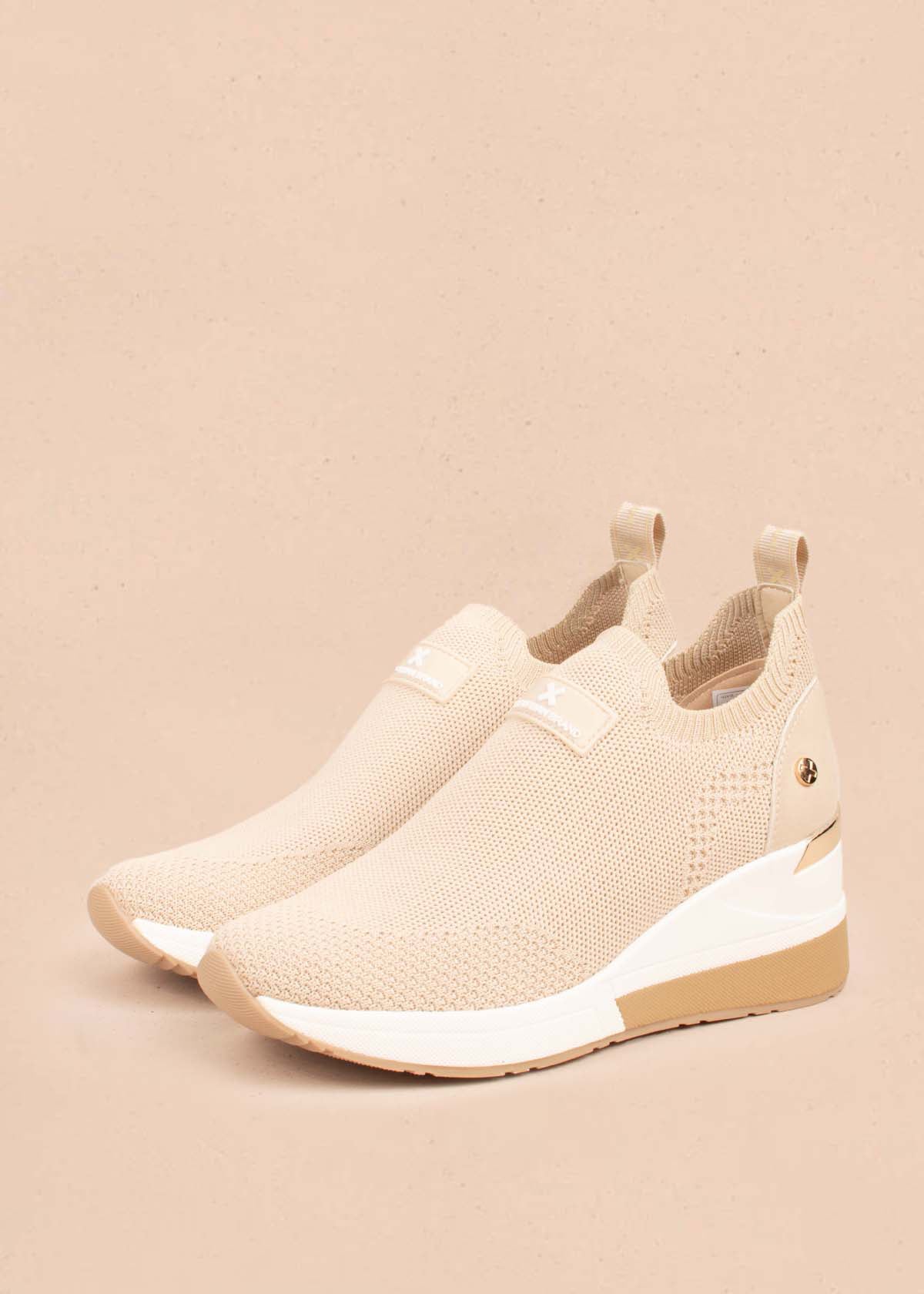 Tenis deportivos color beige con malla tejida 105034