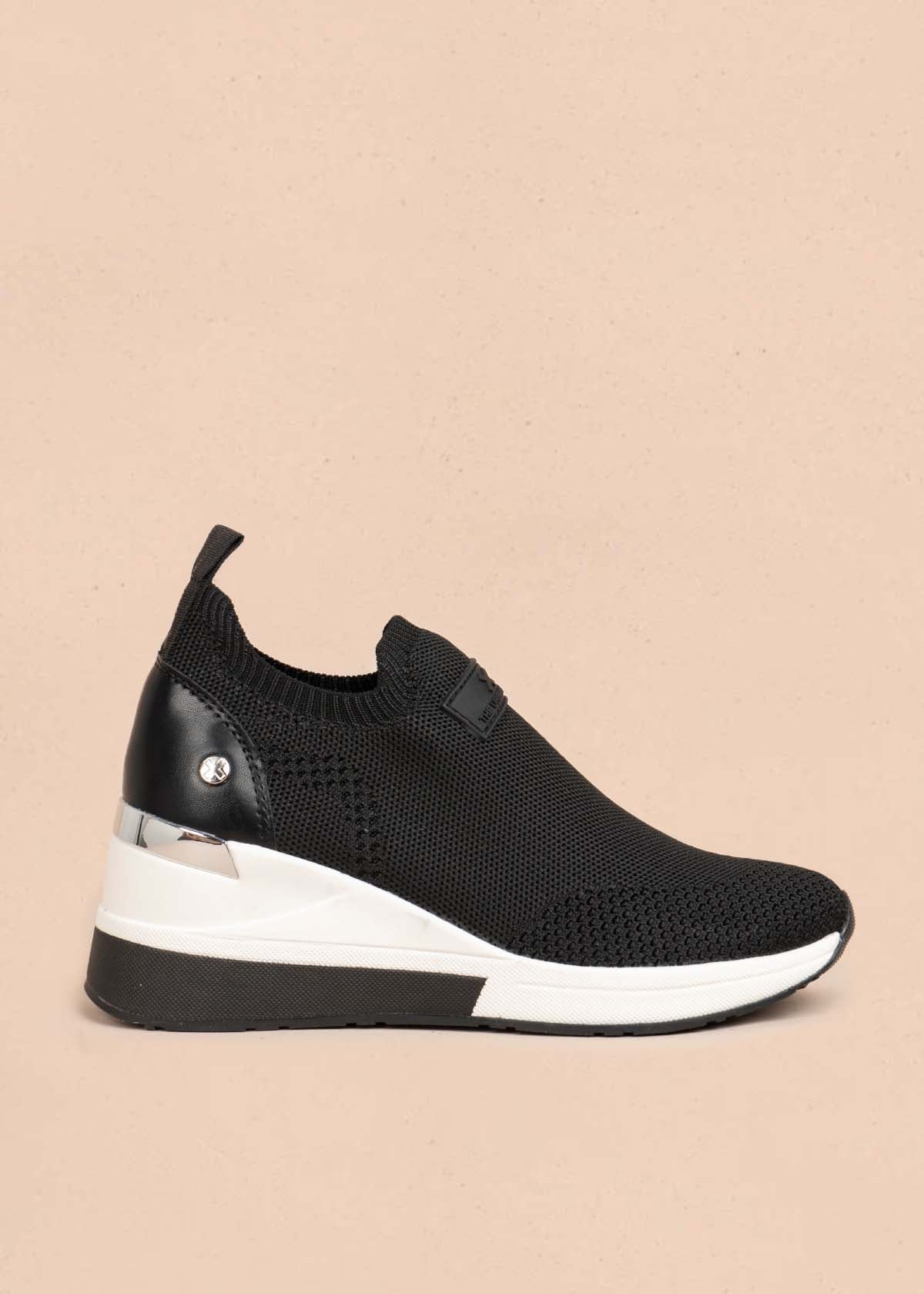 Tenis deportivos color negro con malla tejida 105034