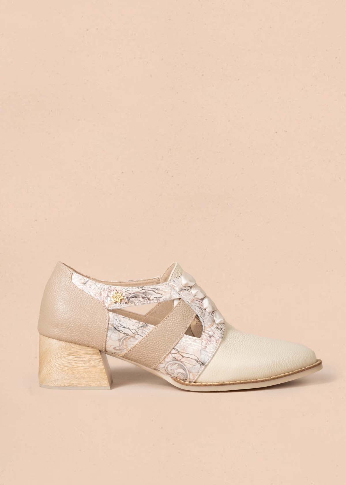 Zapatos con atadura en cuero color beige con folia y cinta 105090