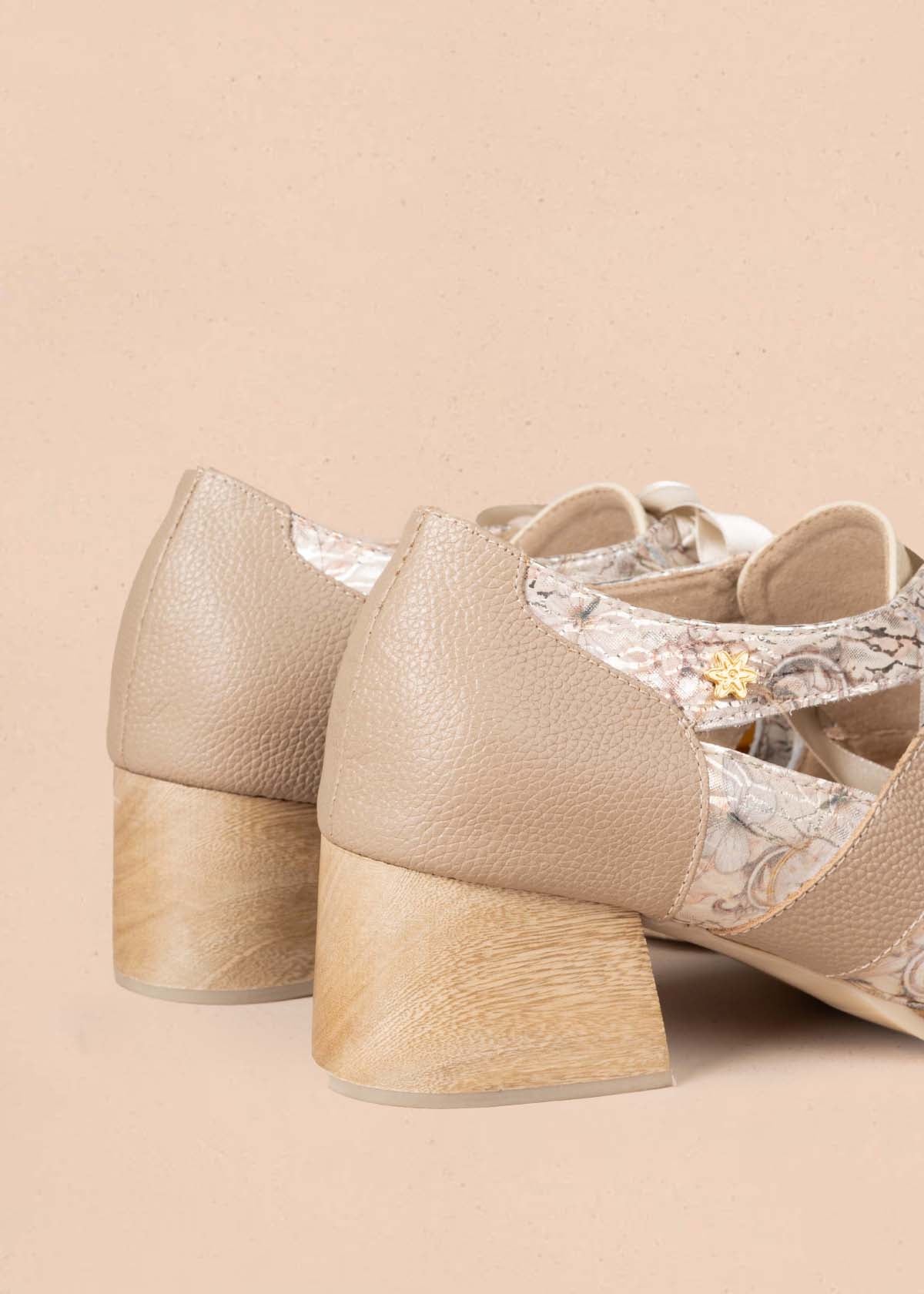 Zapatos con atadura en cuero color beige con folia y cinta 105090