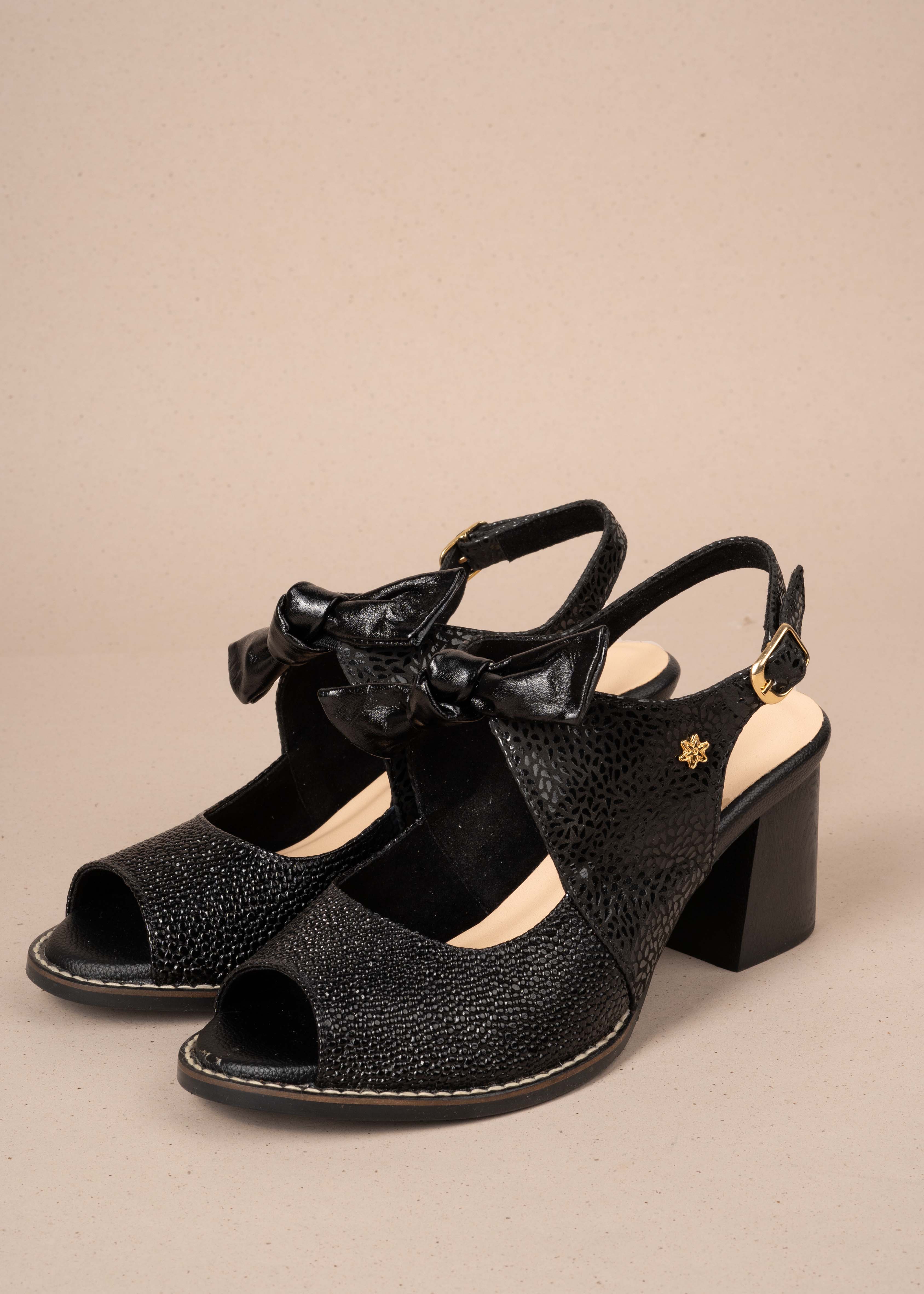 Sandalias altas en cuero color negro con moño 105092