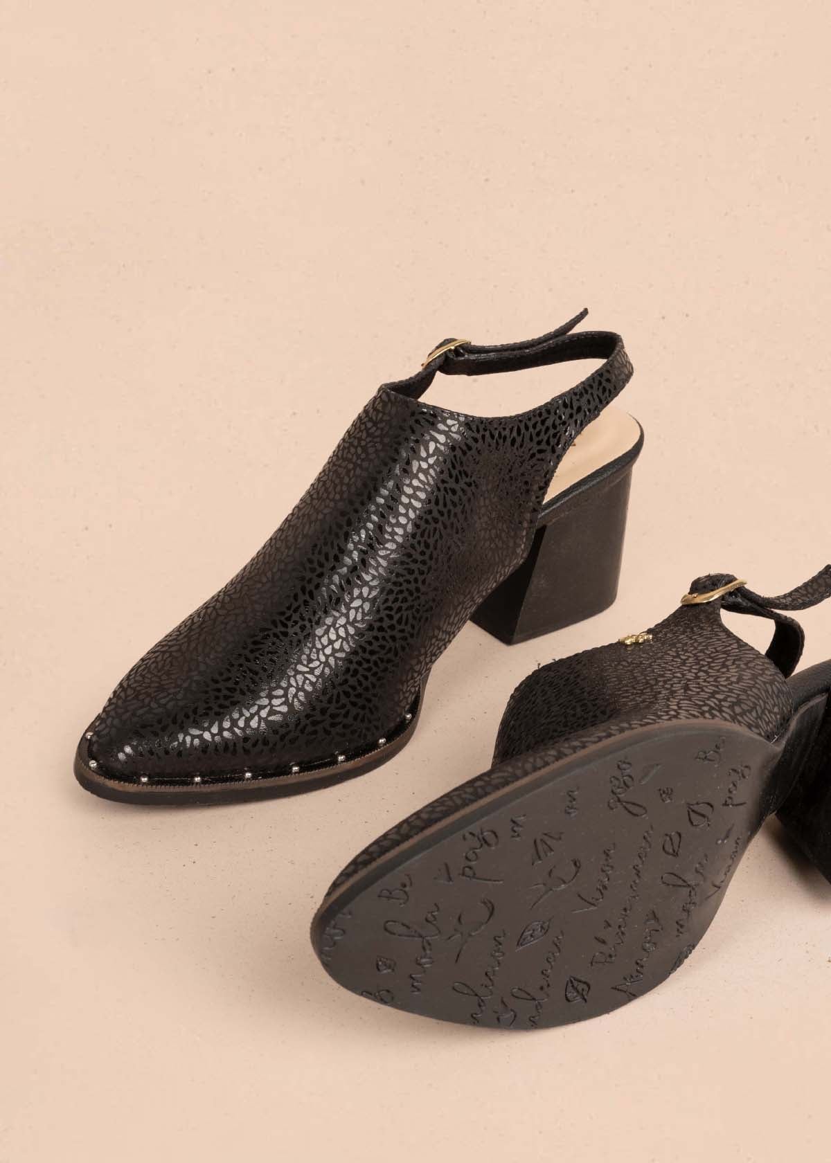 Botines en cuero color negro con correa 105093