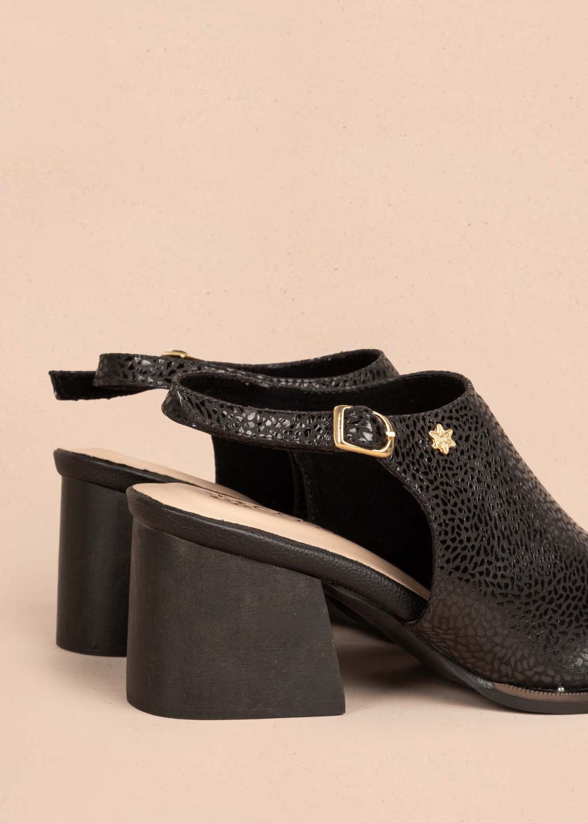 Botines en cuero color negro con correa 105093