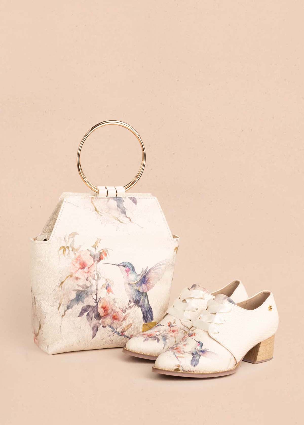 Zapatos con atadura en cuero color beige con folia 105097