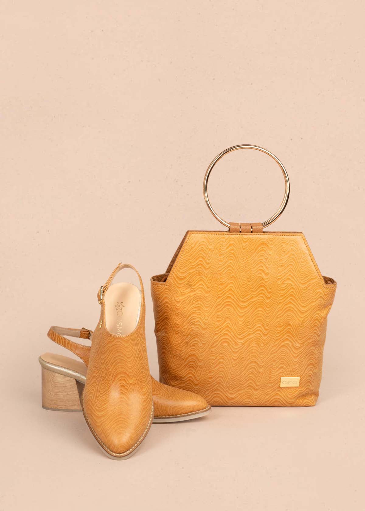 Botines en cuero color miel con correa 105093