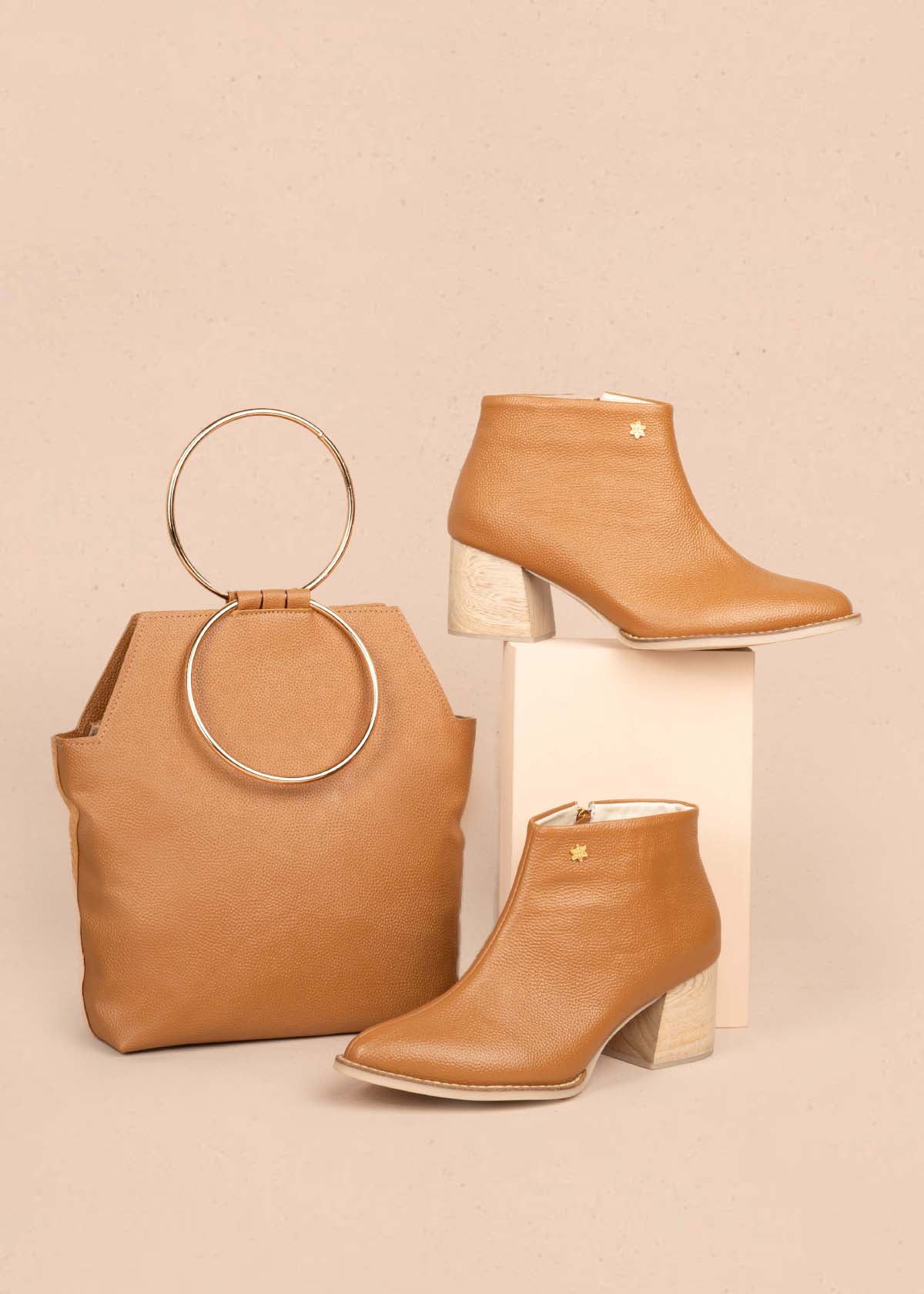 Botines en cuero color miel con cierre lateral 105098