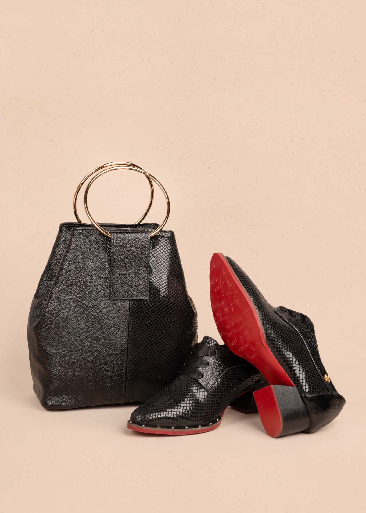 Zapatos con atadura en cuero color negro con textura croco 105091