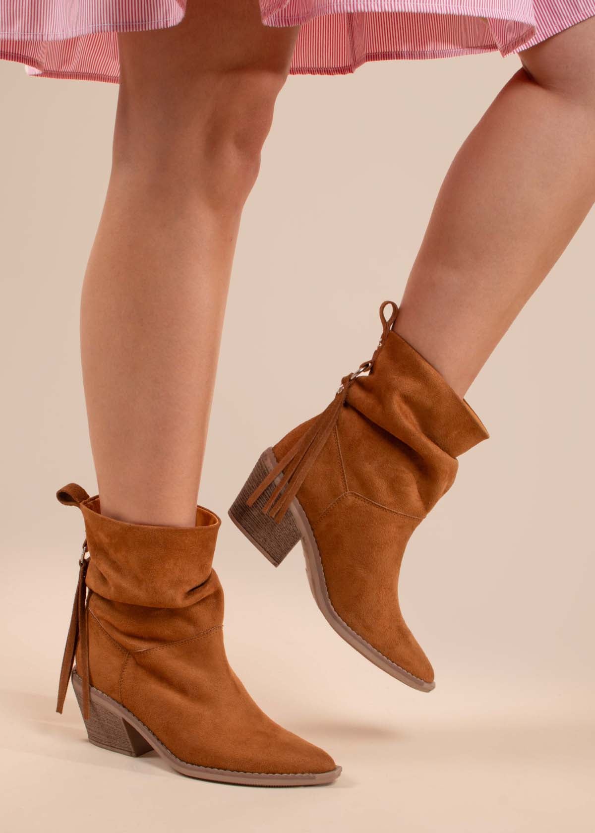 Botas color miel con flecos 105100