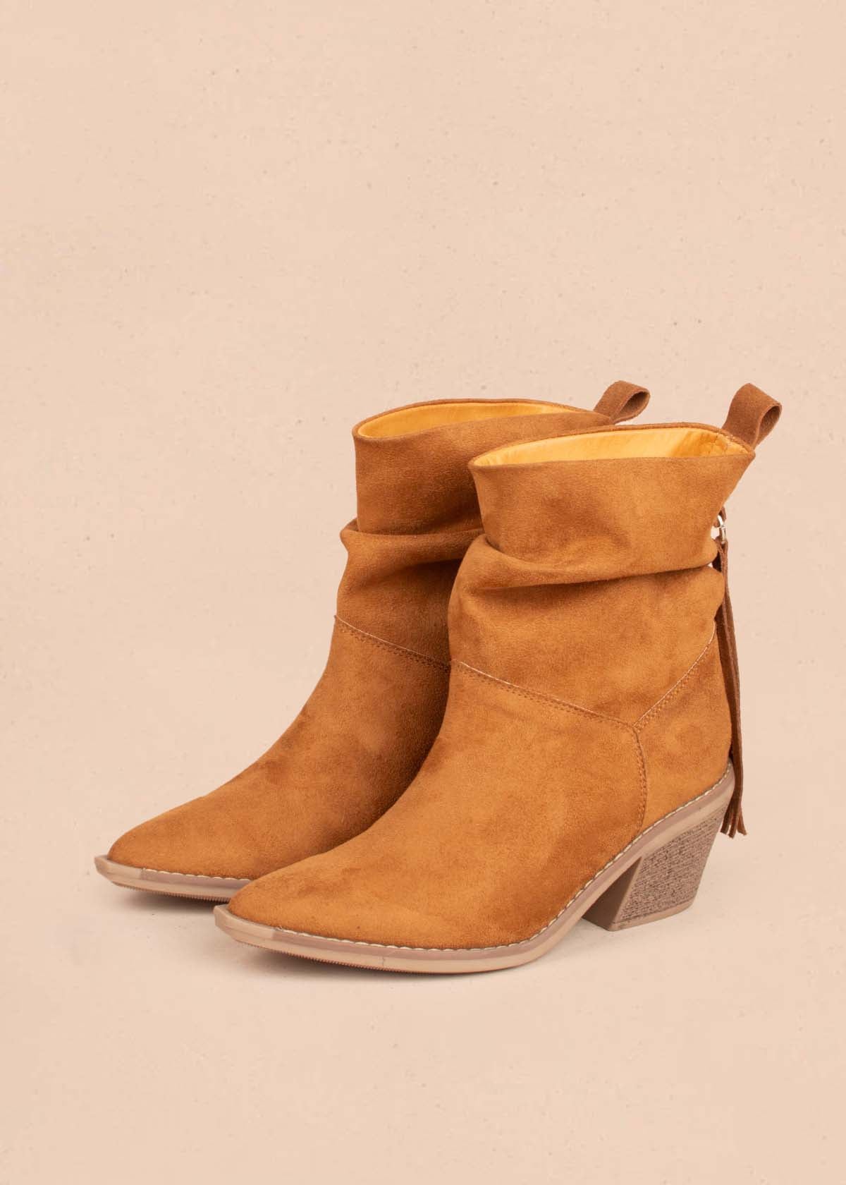 Botas color miel con flecos 105100