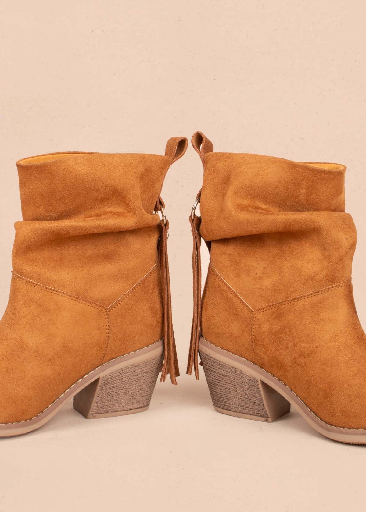 Botas color miel con flecos 105100