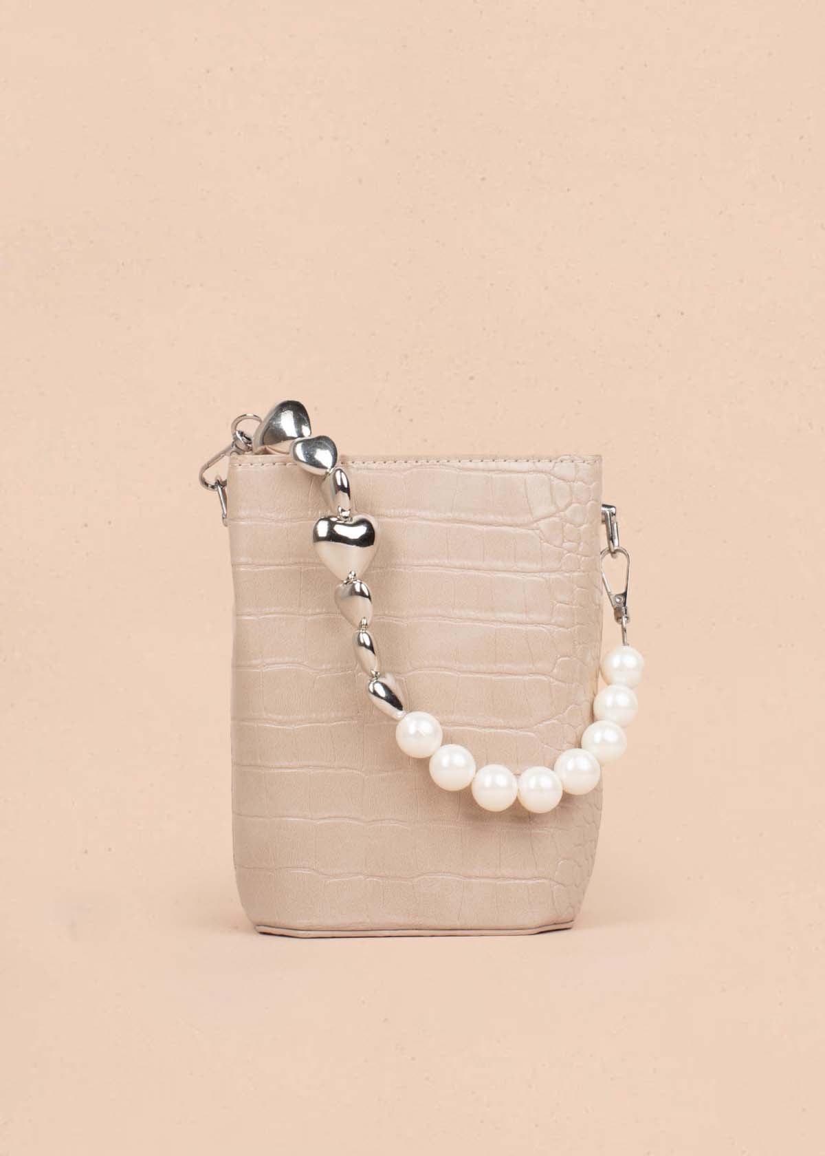 Bolso tipo bandolera color taupe con cadena de perlas y corazones 105151