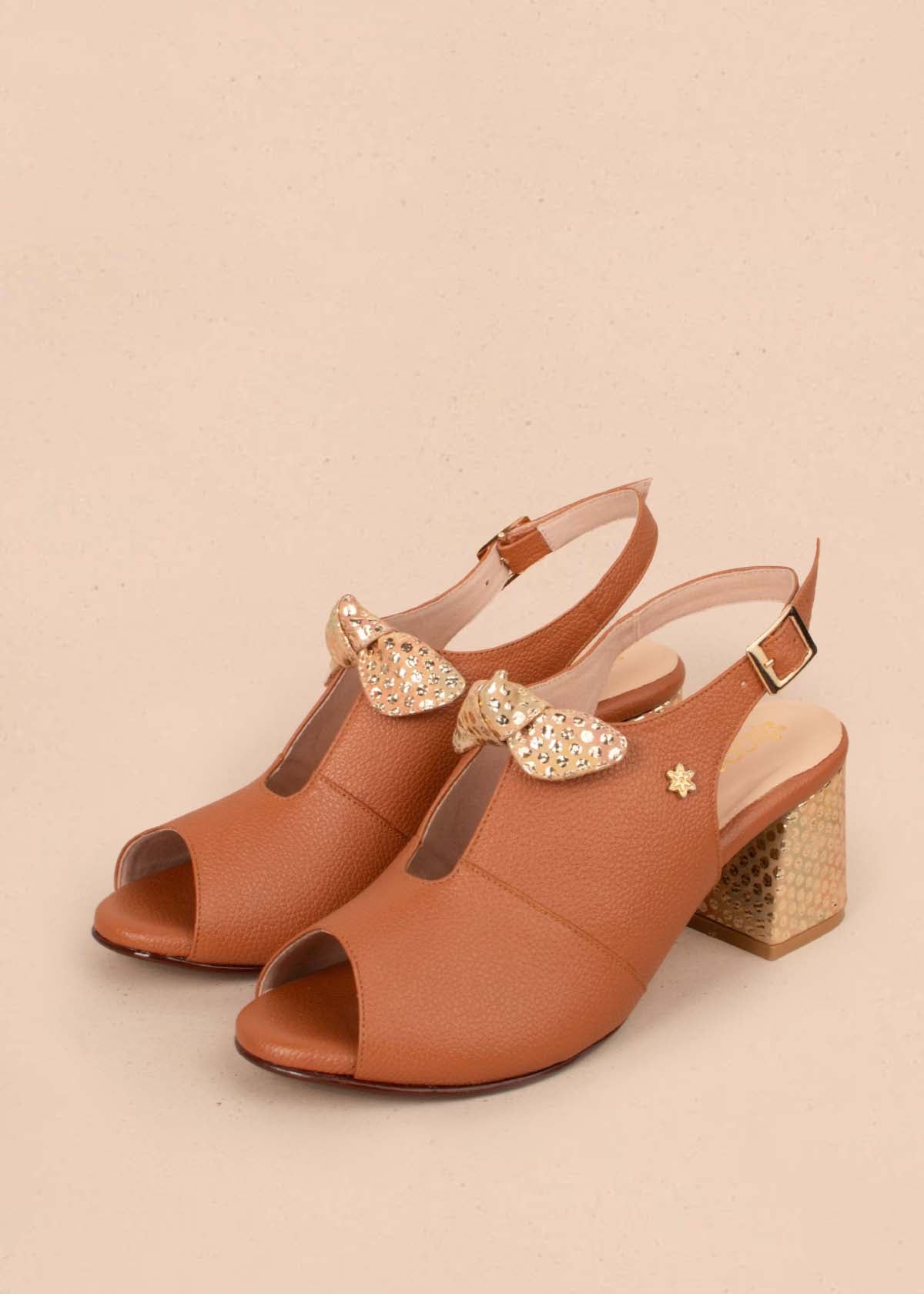 Sandalias altas en cuero color miel con moño 105157