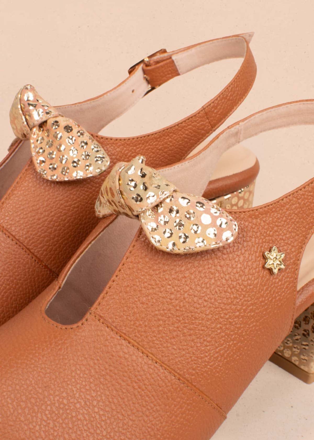 Sandalias altas en cuero color miel con moño 105157